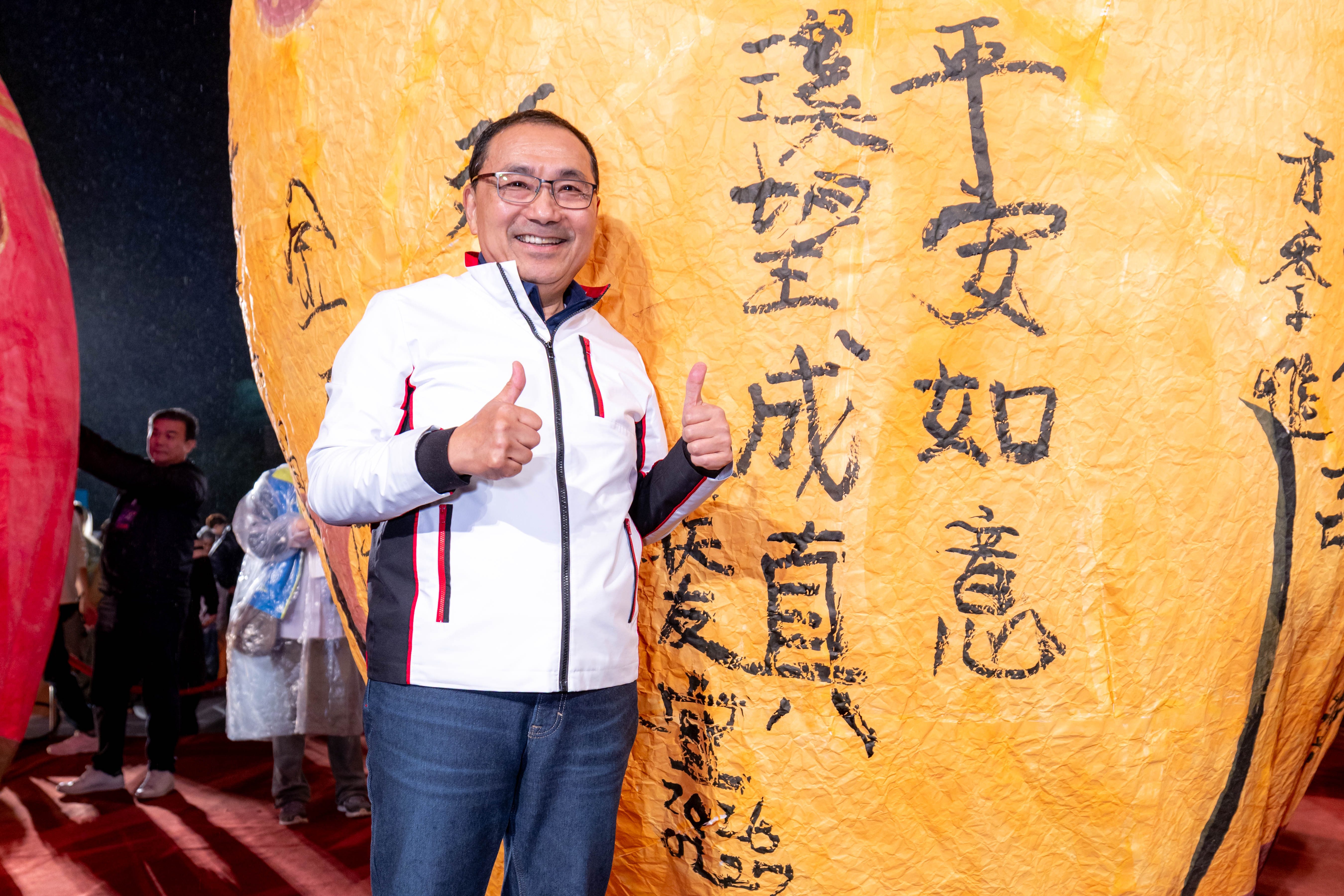  新北市市長侯友宜在馬年專屬的20呎福馬主燈上以平溪主題落款題字 平安如意 溪望成真