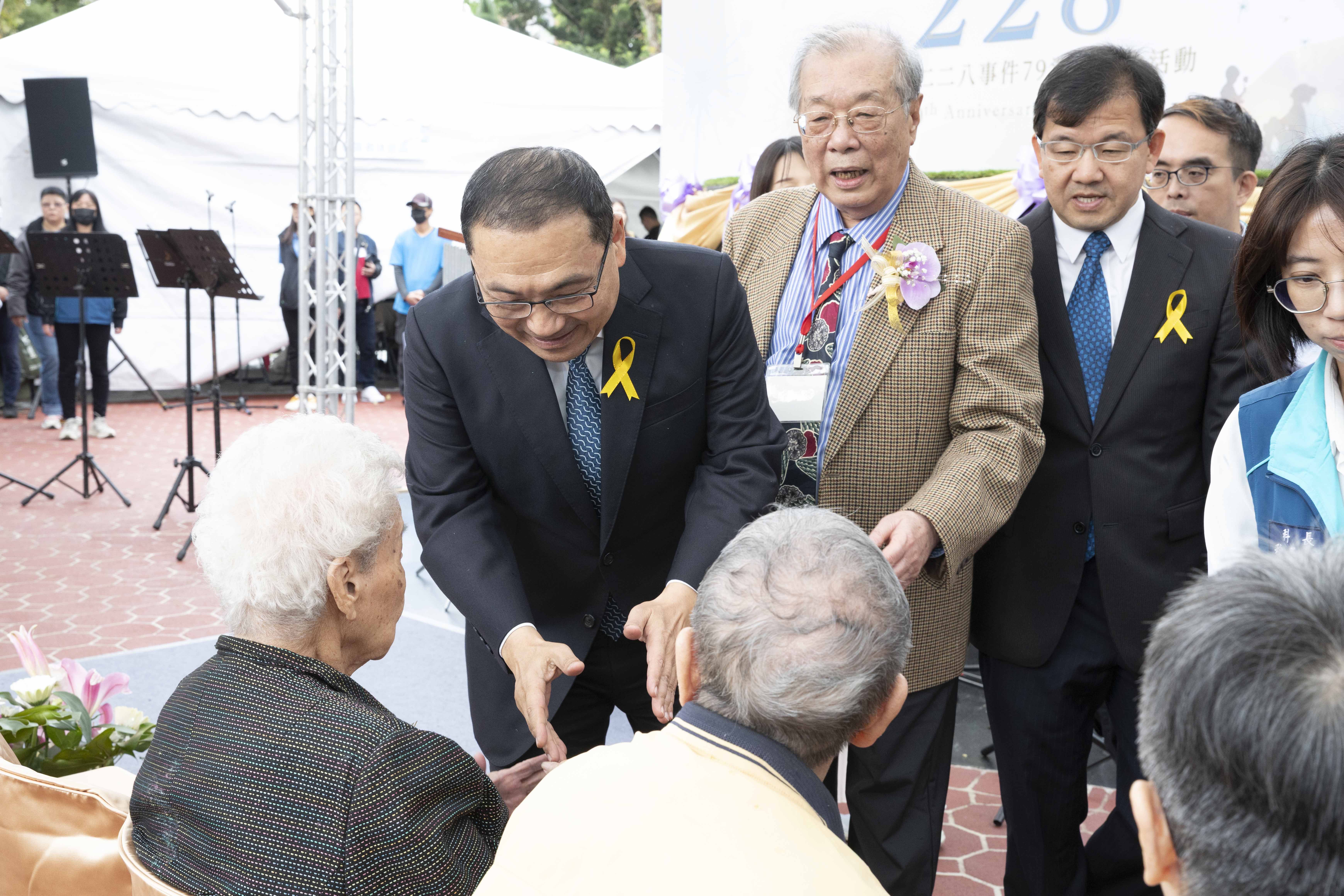 市長向二二八受難者家屬致意