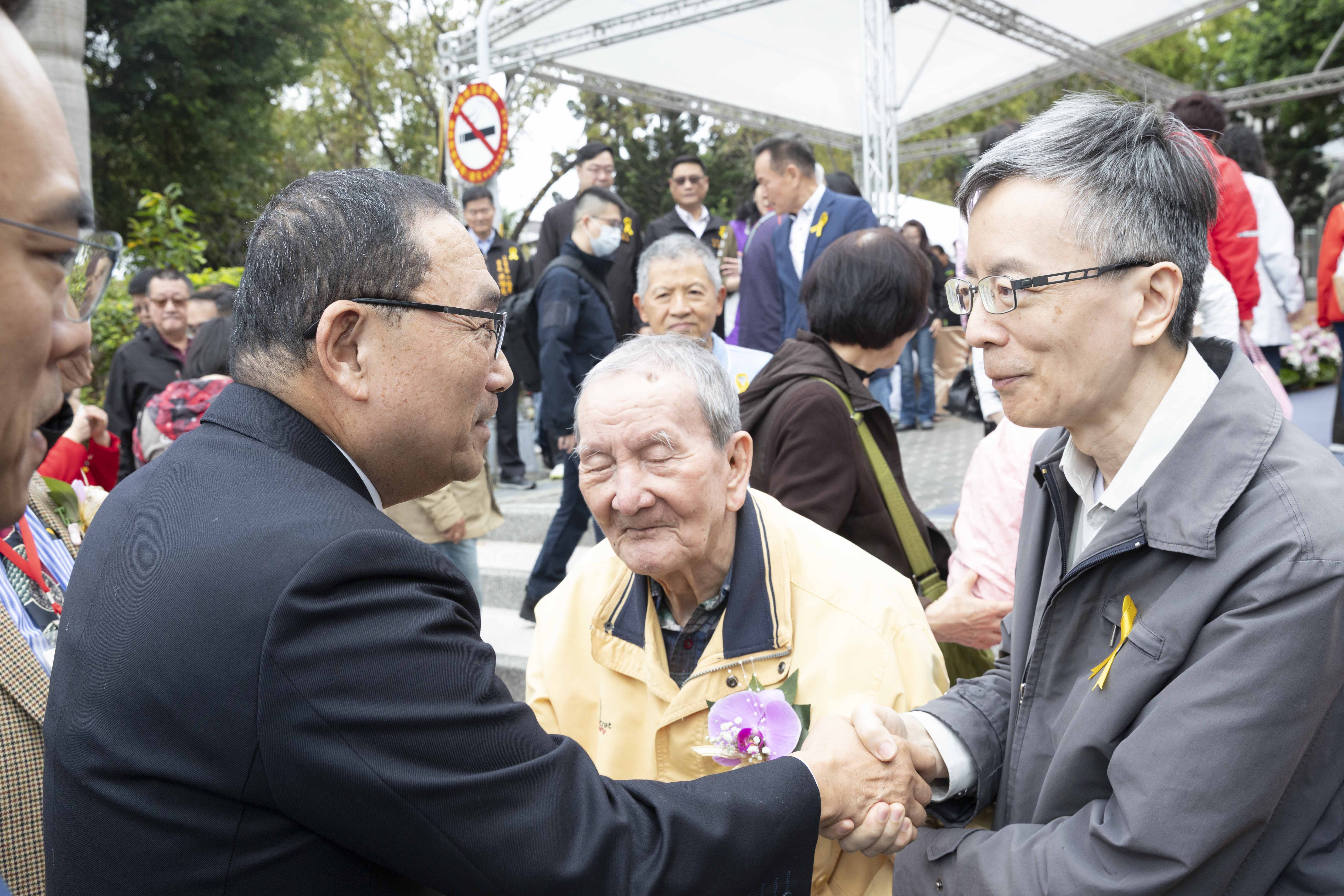 市長向二二八受難者家屬們致意