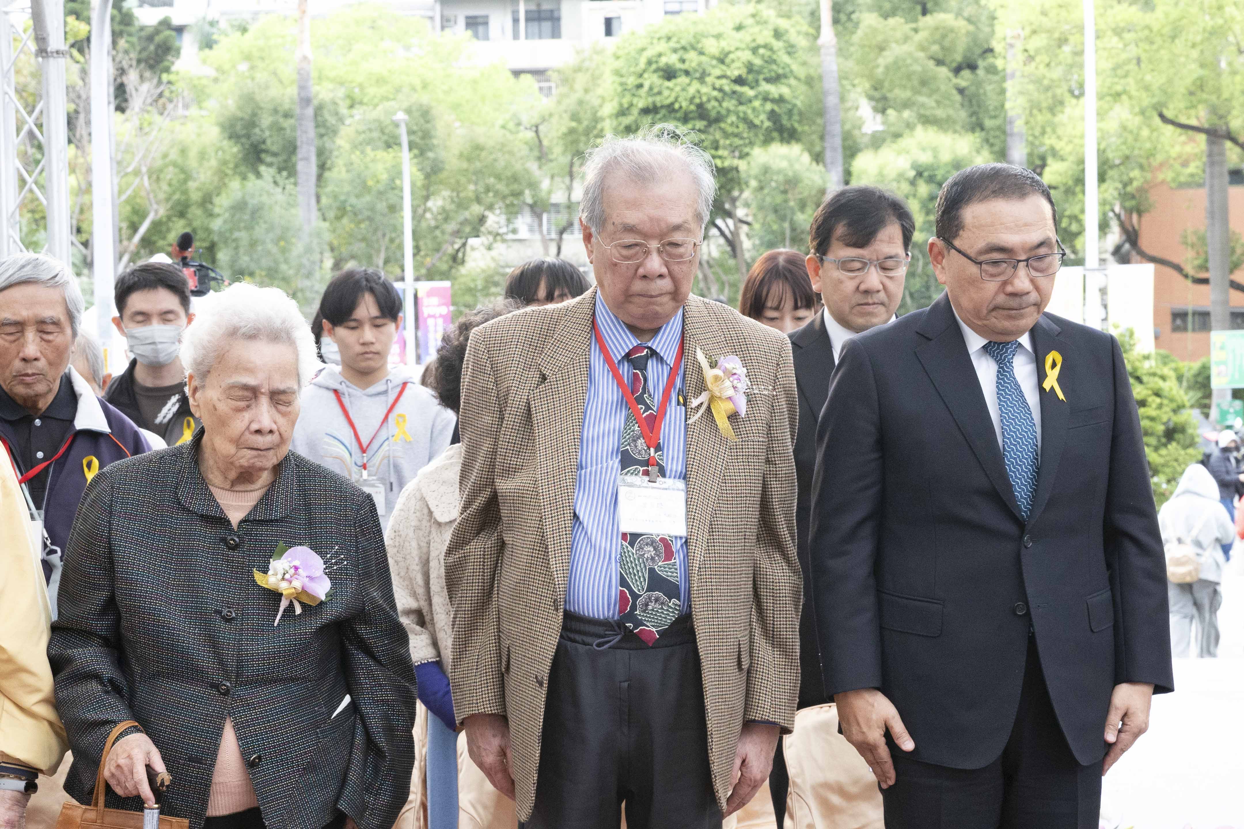 市長侯友宜率市府團隊，與新北市二二八總會理事長洪顯詔及受難者家屬一起默哀