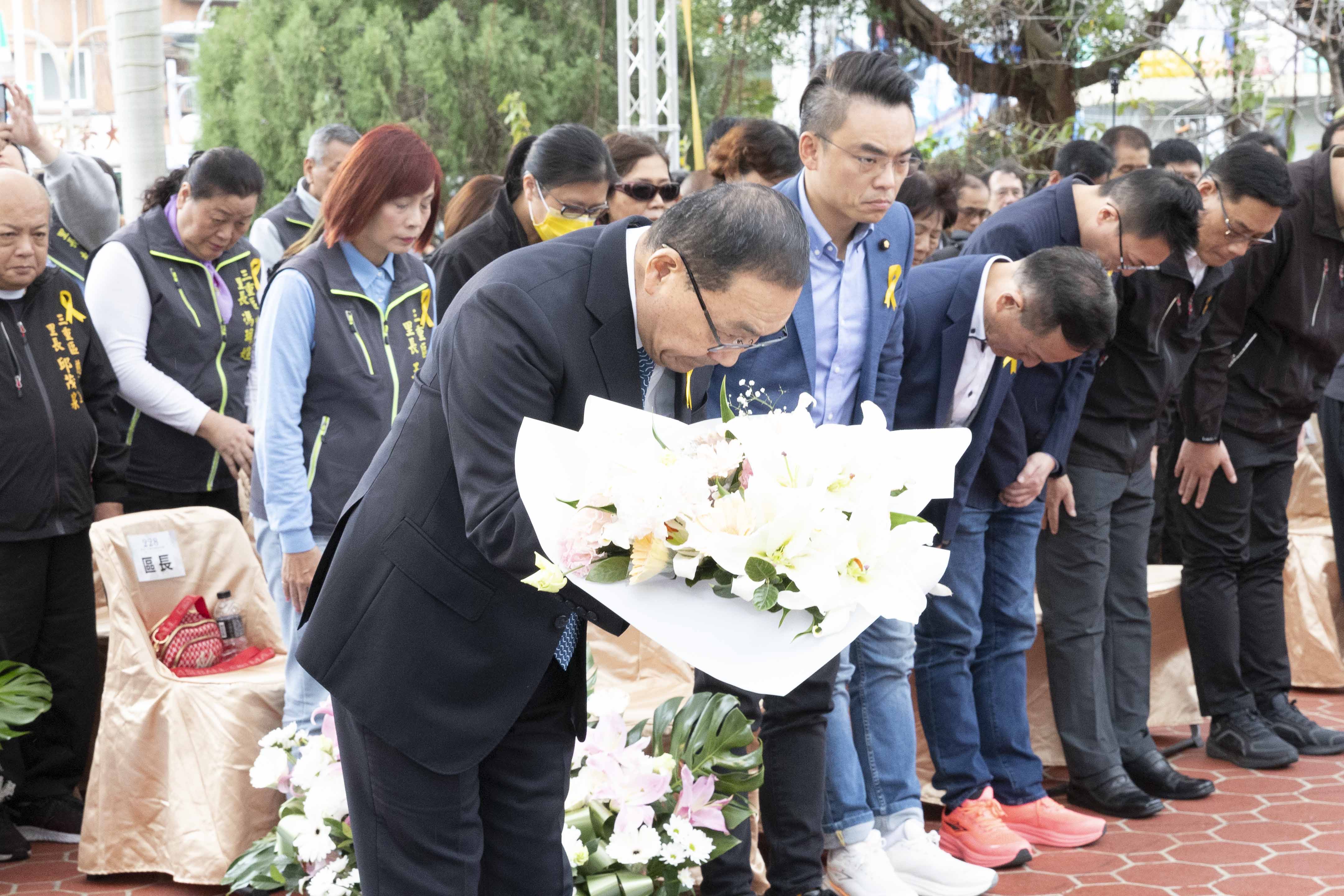 市長侯友宜於二二八紀念碑前獻花