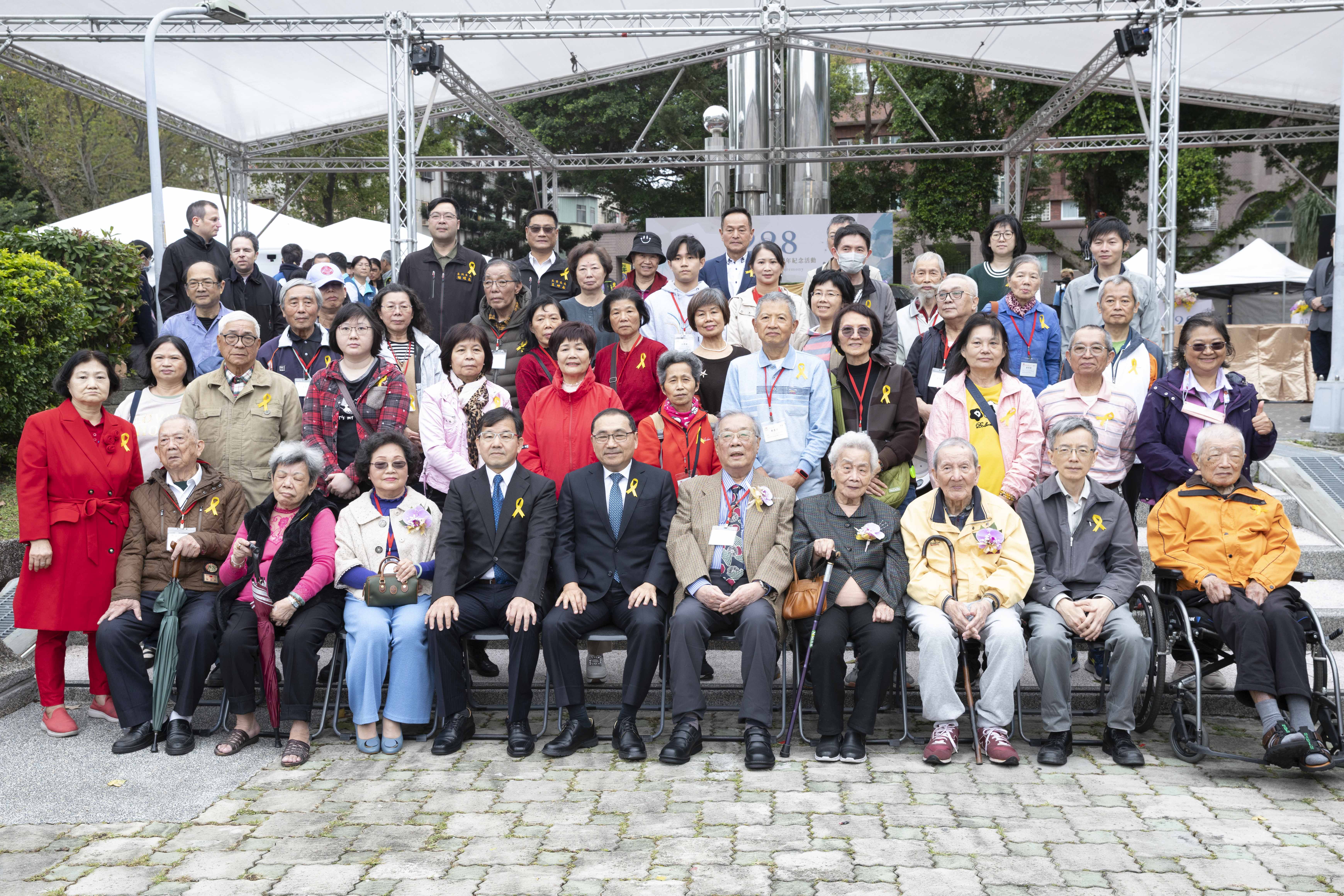 市長與二二八受難者家屬合影