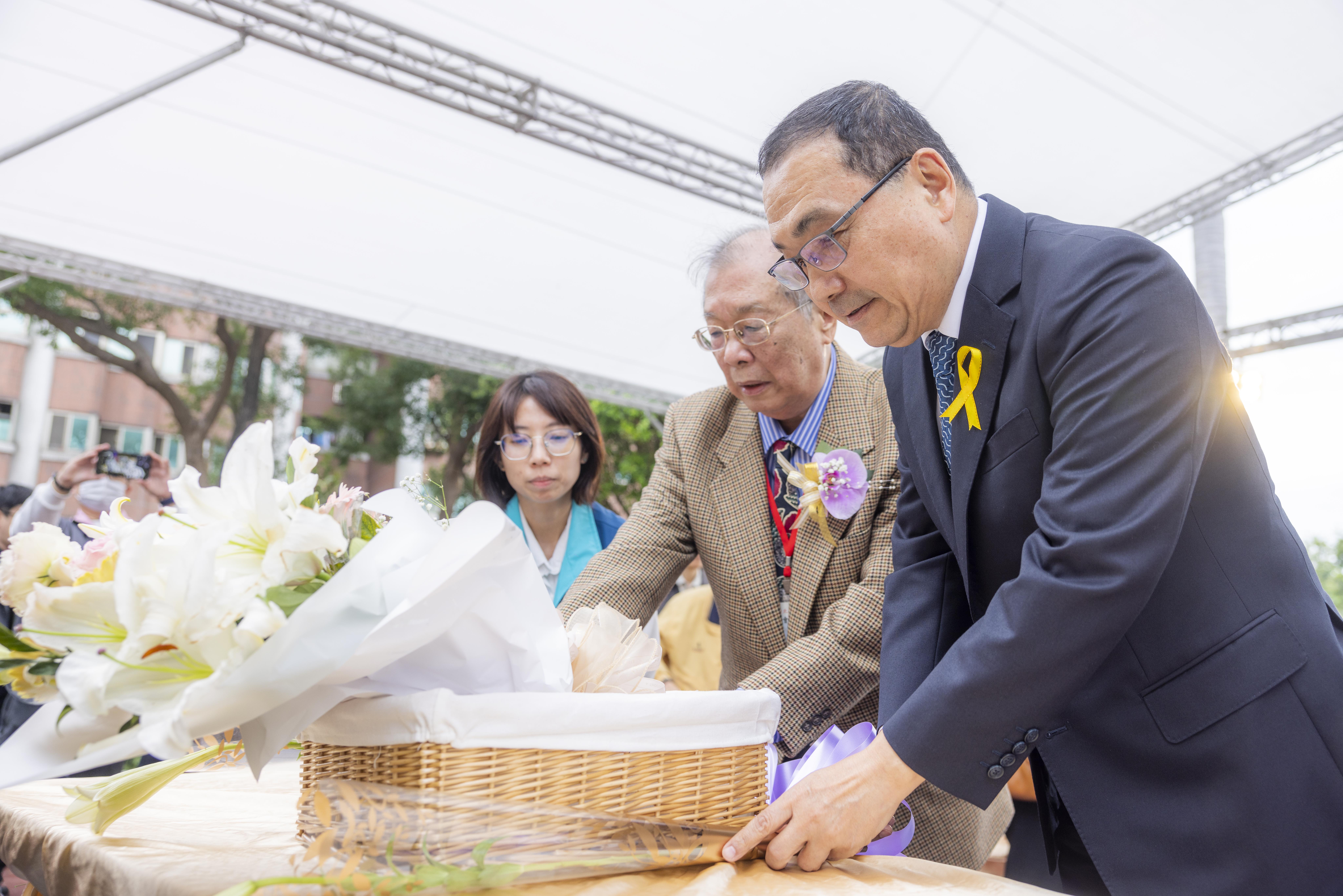 市長侯友宜率市府團隊，與新北市二二八總會理事長洪顯詔及受難者家屬一起默哀、獻花