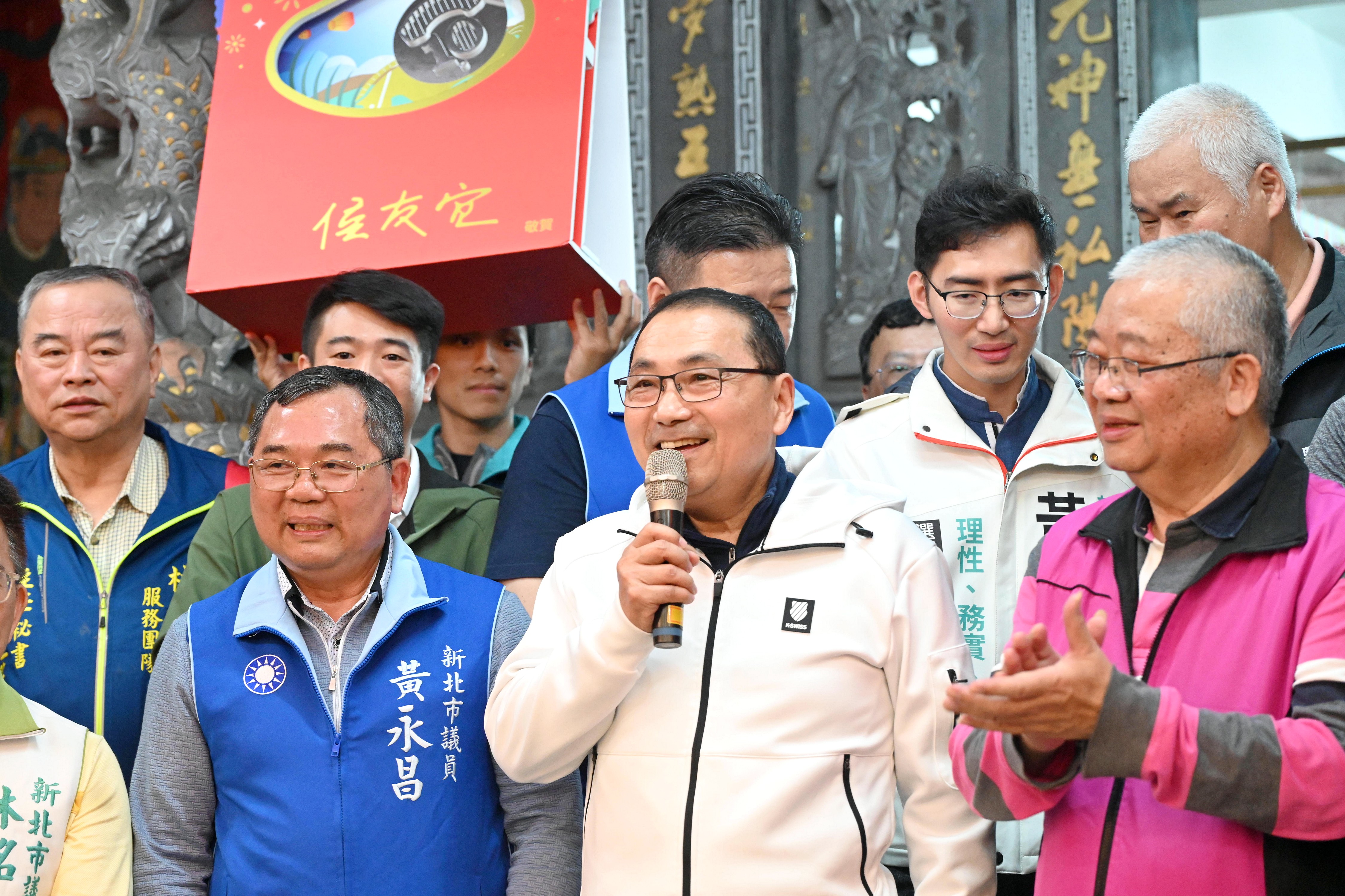 侯友宜現場發放「馬上賺錢」福袋。