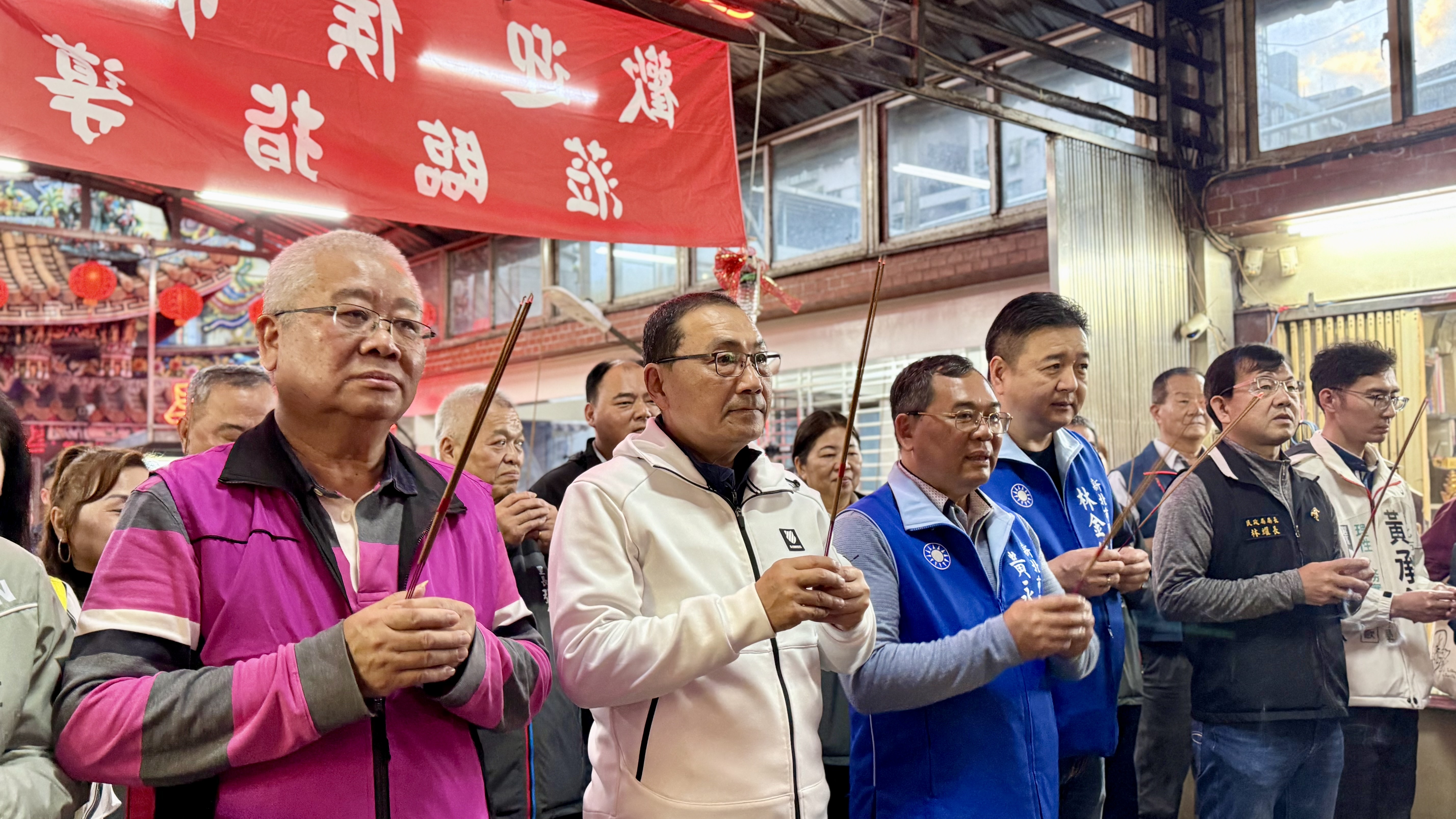 侯友宜向三元宮三官大帝及天上聖母參拜祈福