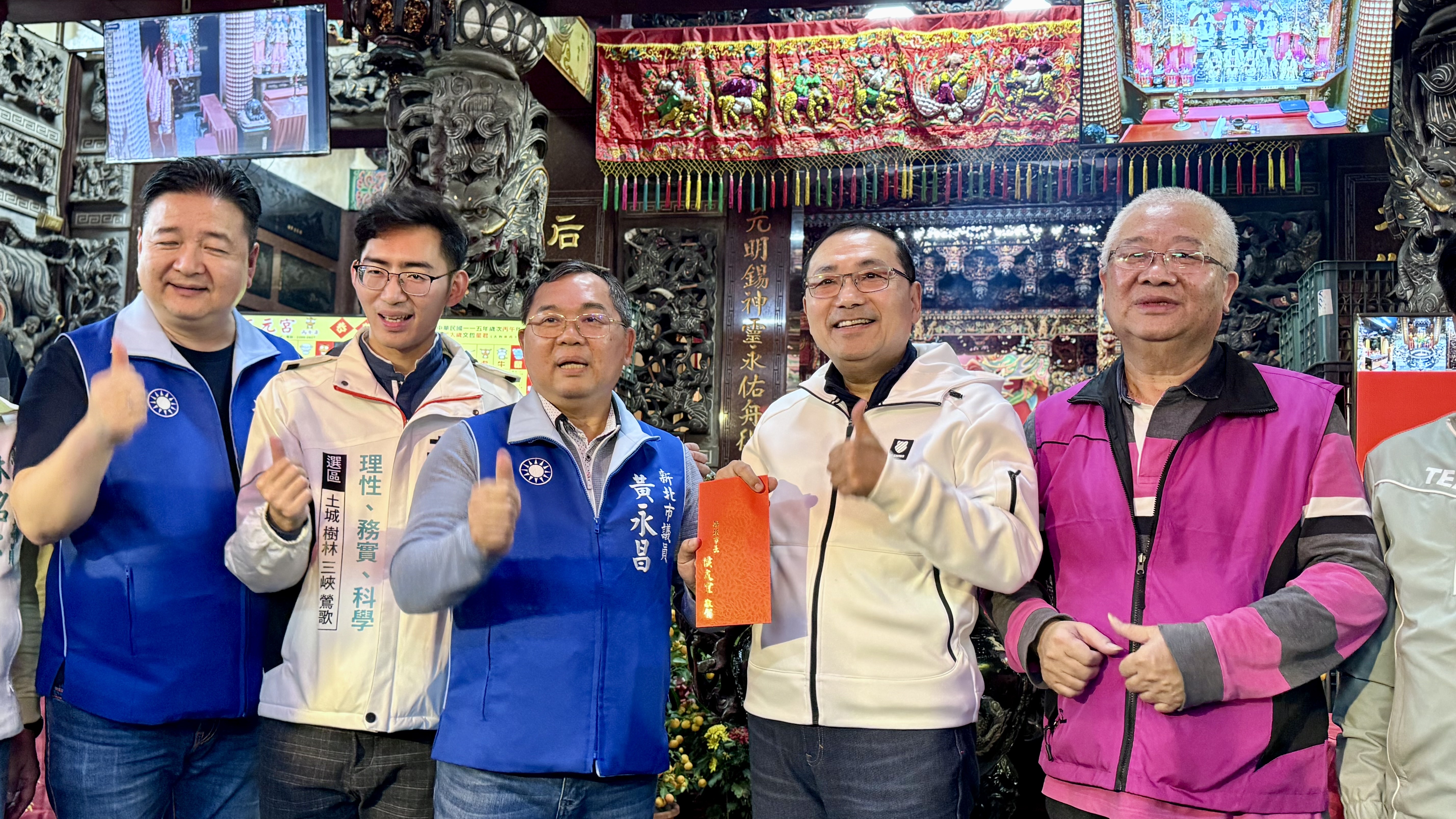 侯友宜致贈三元宮香油錢