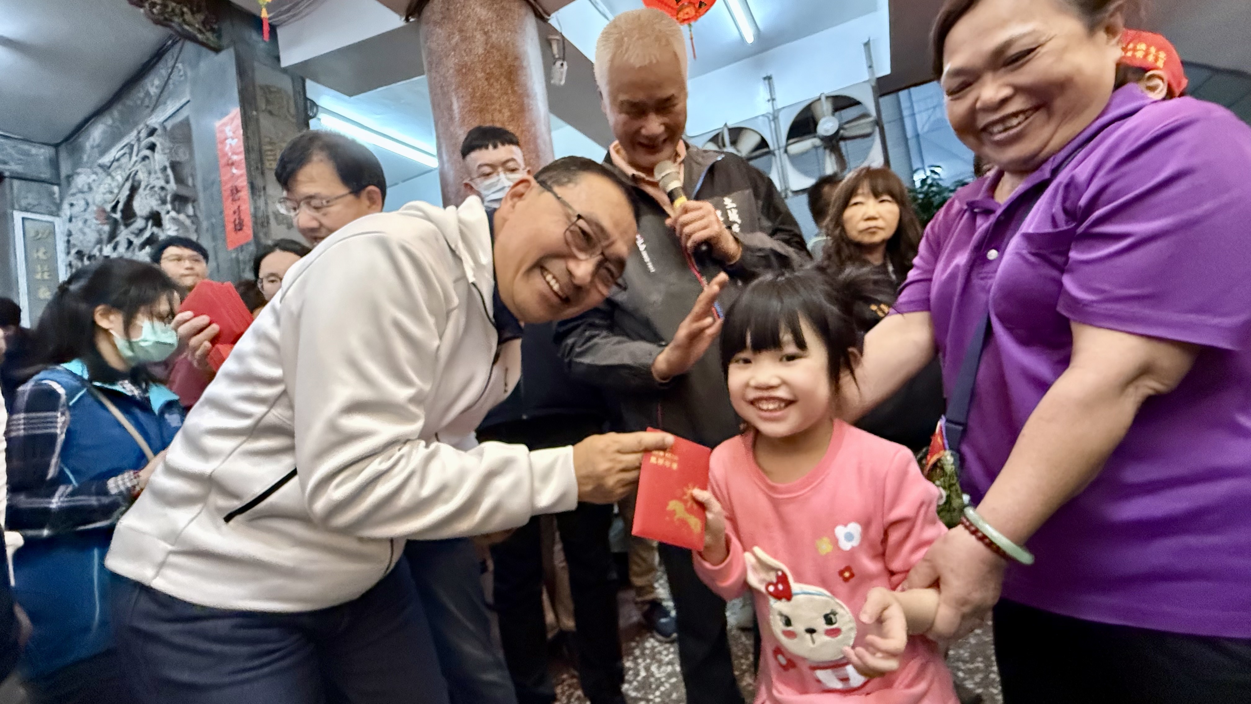 今日市長於土城三宮發放福袋吸引滿滿民眾前來排隊領取