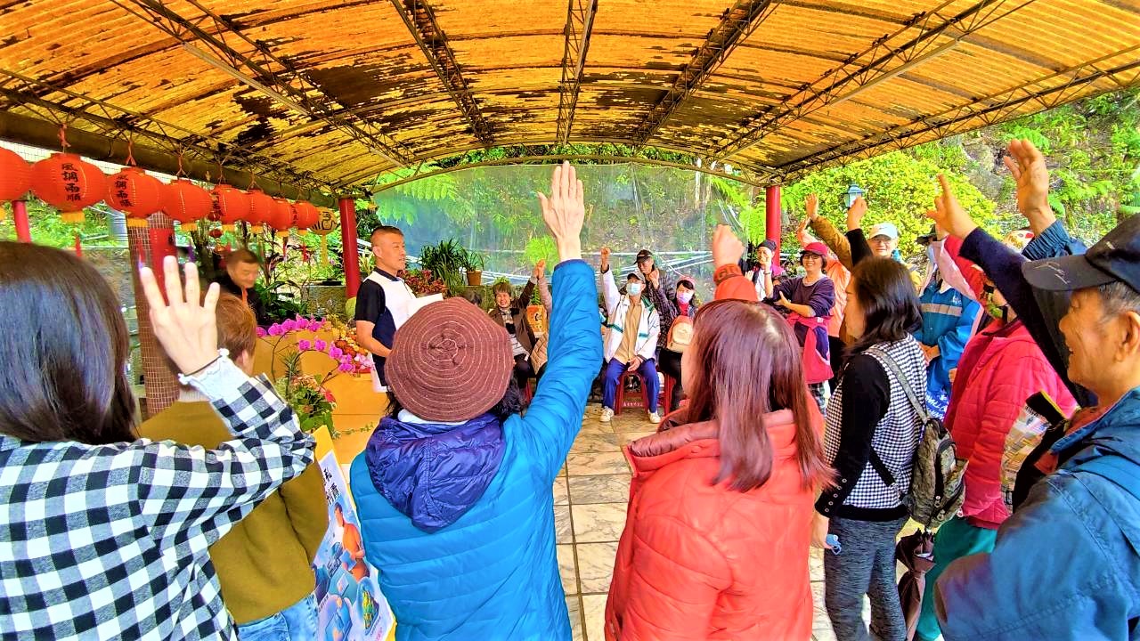 林主任透過實際的案例，揭露常見的詐騙陷阱，提醒里民守護財產安全