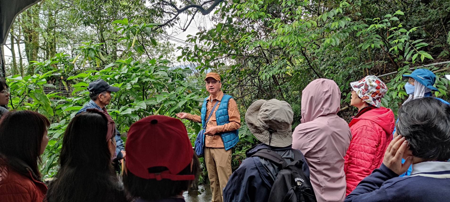 黃老師深入淺出地講解地形與氣候如何形塑當地的植物分布，並帶領民眾辨識常見的原生種與外來種植物