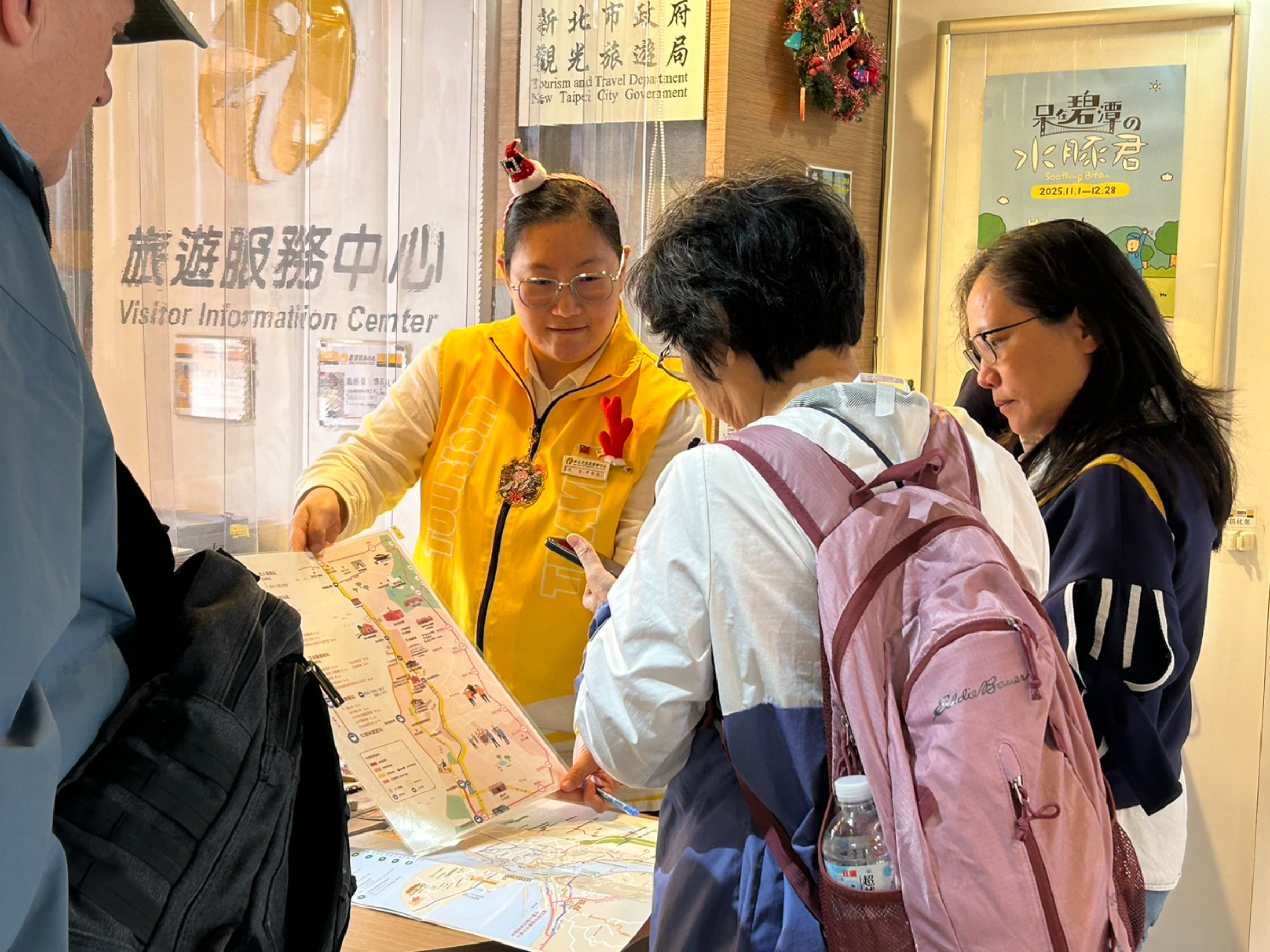  捷運淡水站旅遊服務中心位於淡水捷運站前站出口旁，從基礎諮詢到貼心協助一應俱全。