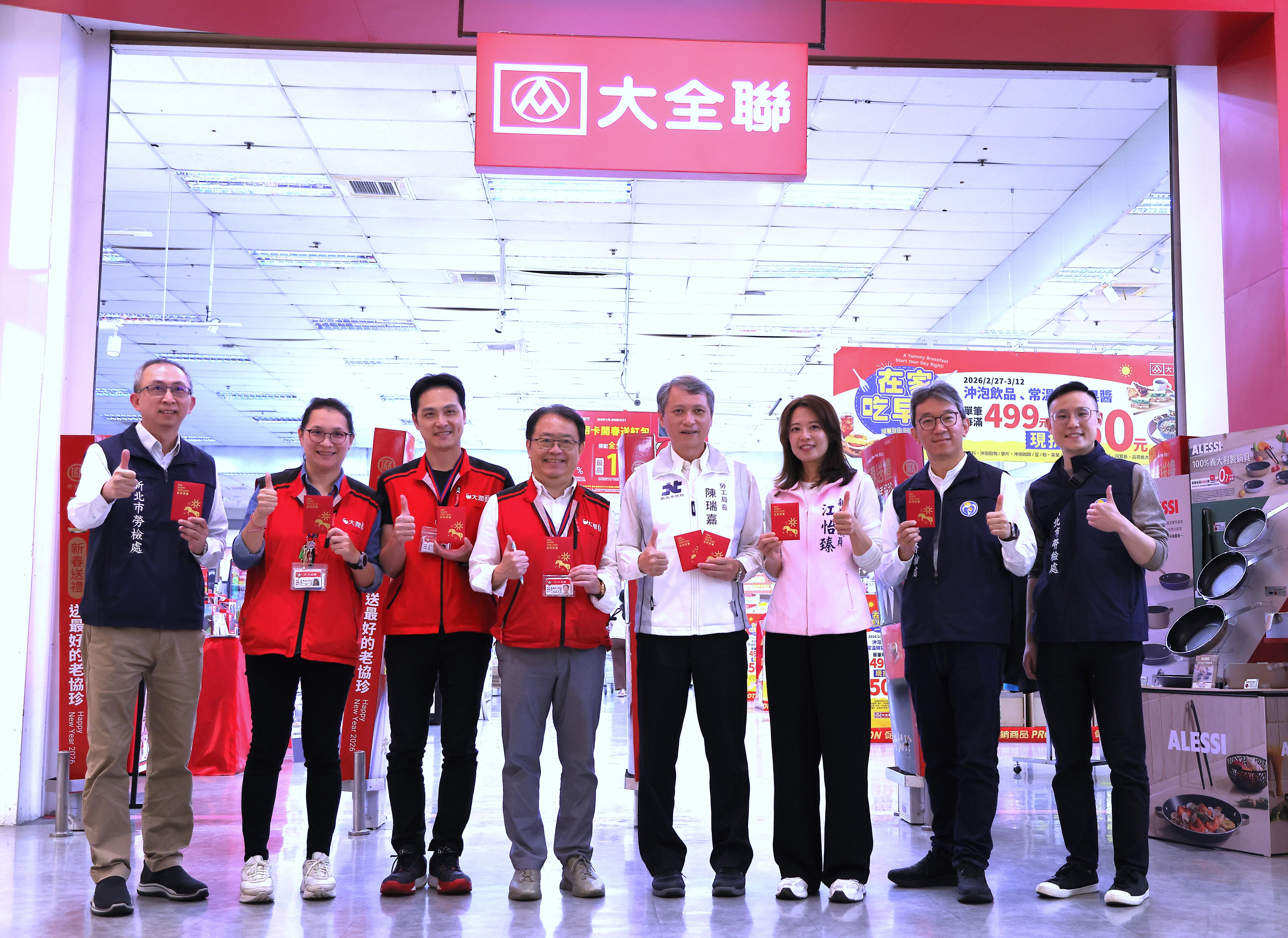 北市勞工局長陳瑞嘉今(2)率領勞檢處同仁，代表侯市長發送「馬祥厚運」福袋給上班員工。1