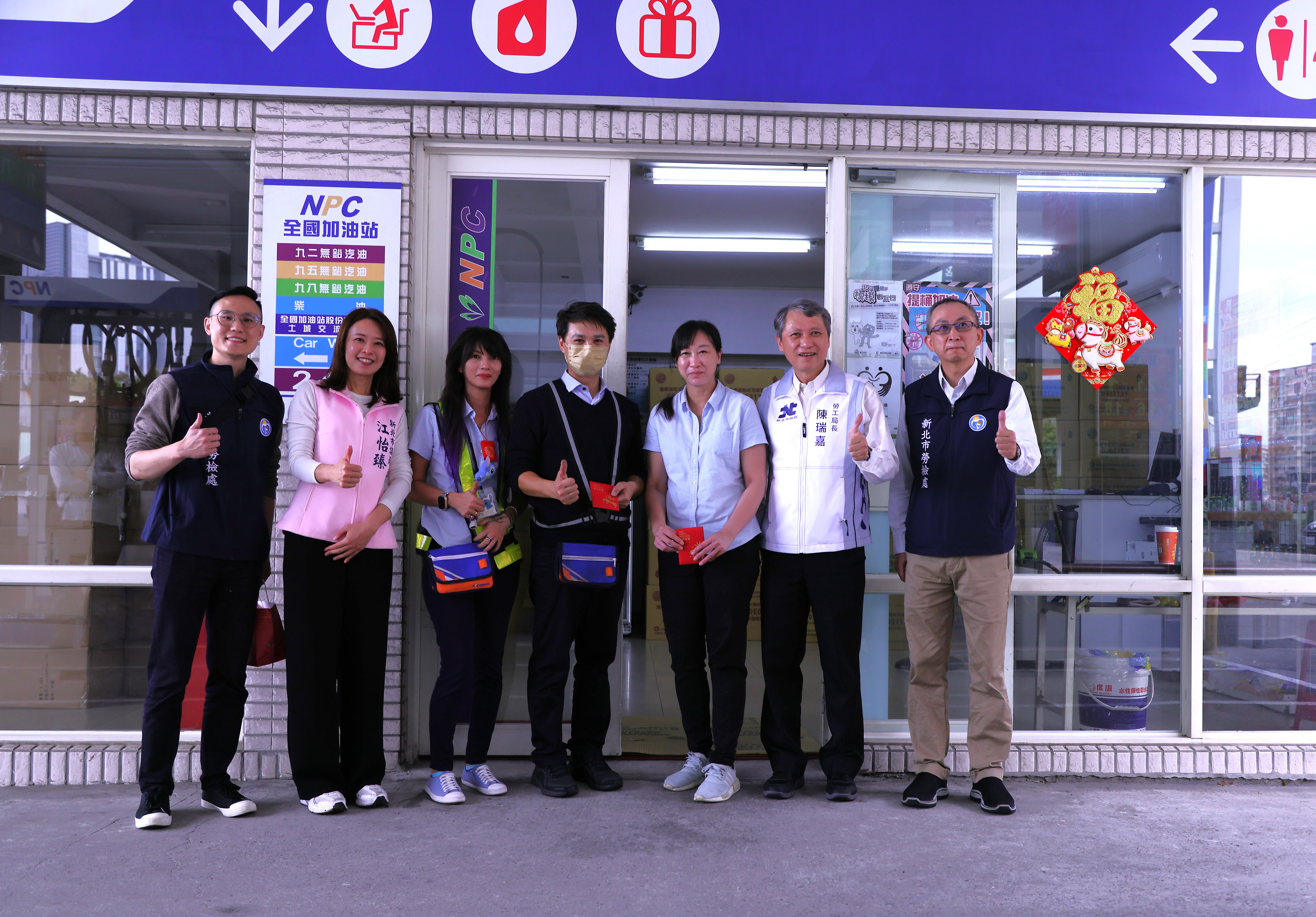 北市勞工局長陳瑞嘉今(2)率領勞檢處同仁，代表侯市長發送「馬祥厚運」福袋給上班員工。5