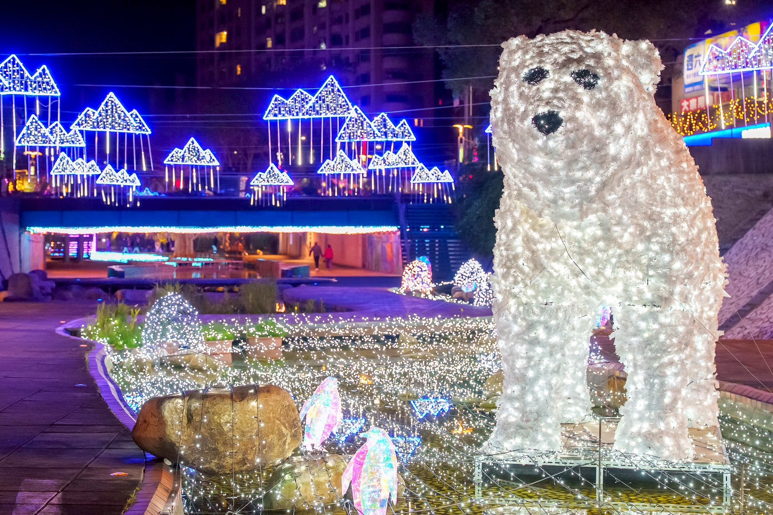 現場還有3米高雪白北極熊現身，搭配可愛俏皮的企鵝群，營造極地奇幻氛圍
