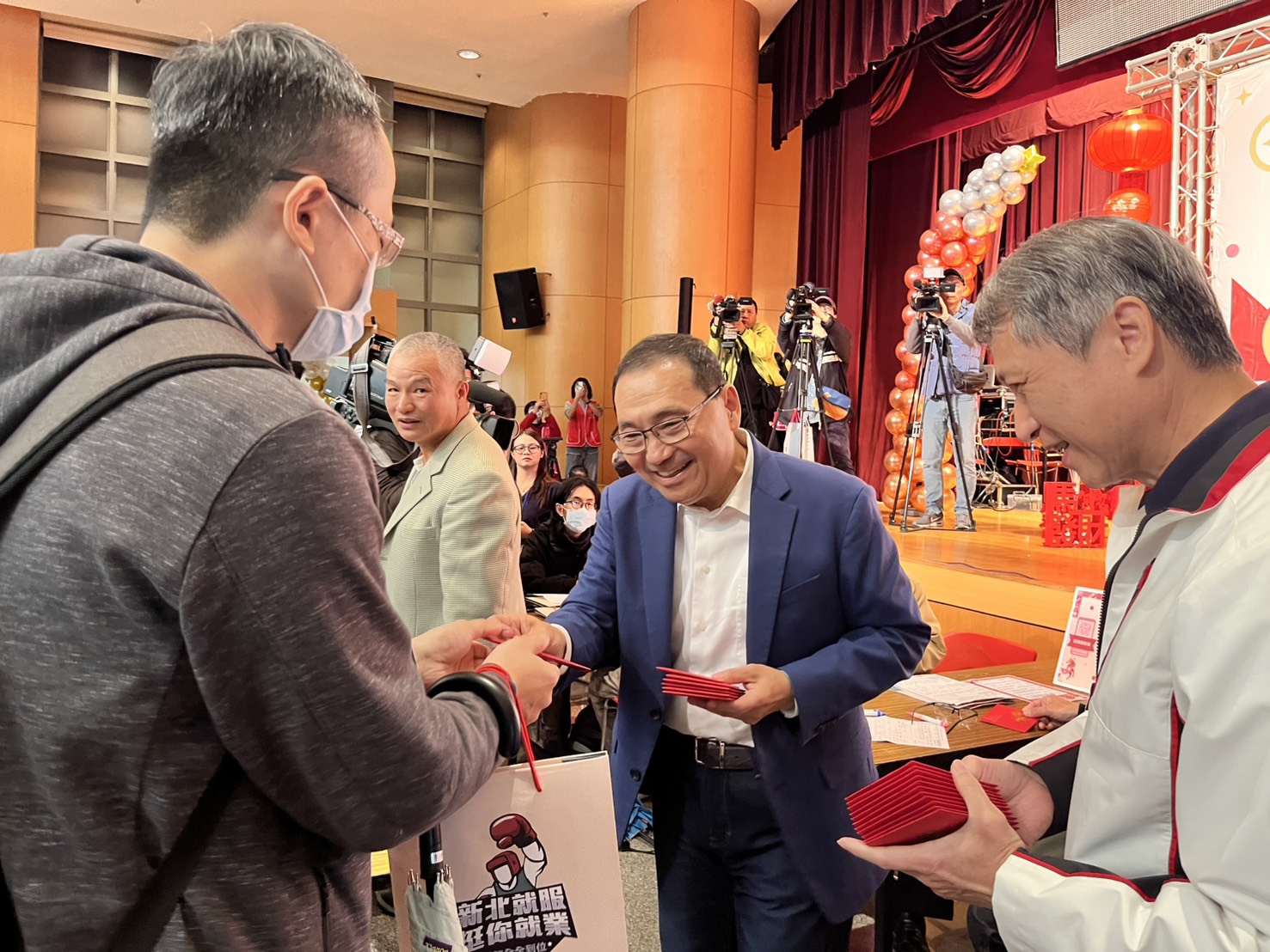 市長送上馬年福袋，祝福大家馬上找到好工作