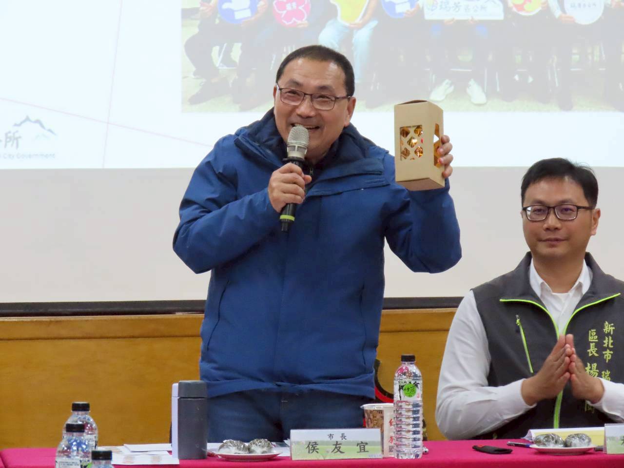 里長們為推廣瑞芳商圈繁榮贈予市長祈福燈飾。