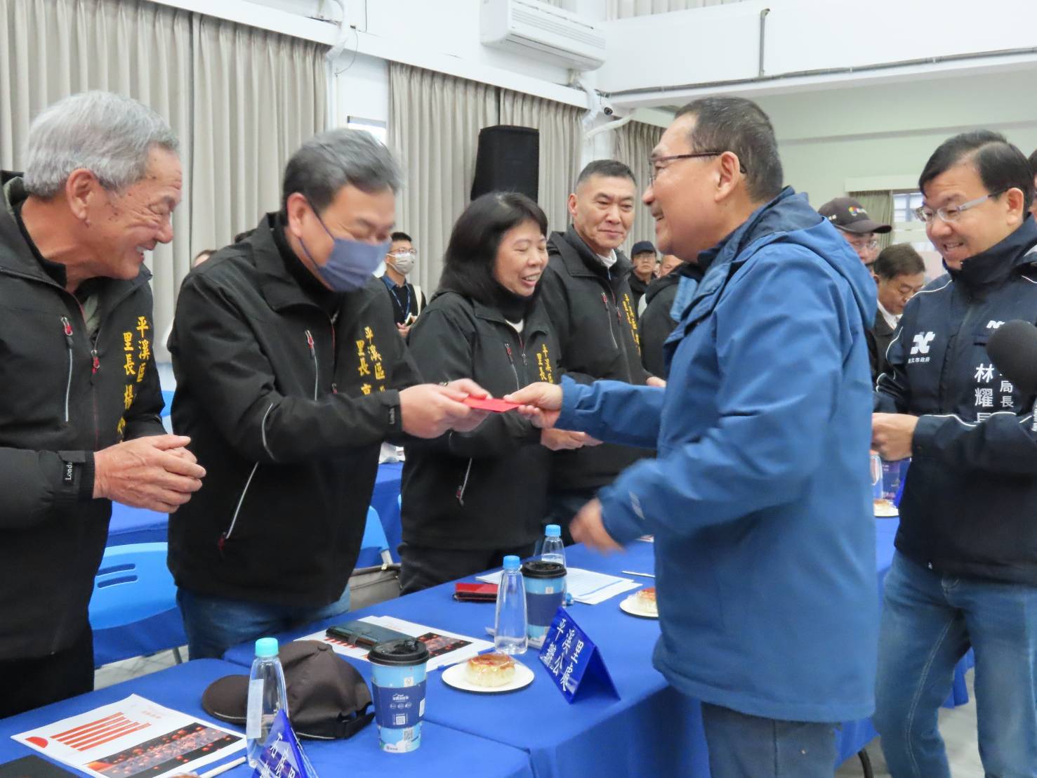 侯友宜市長隨後前往平溪行動治理座談會，與里長們一一握手致意。
