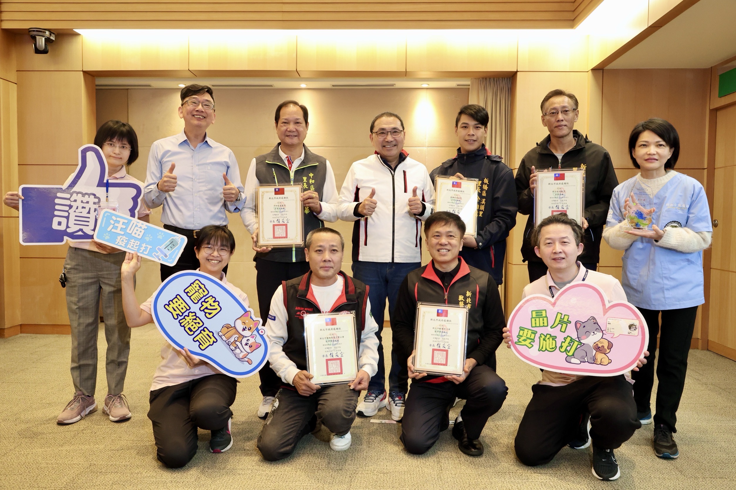 板橋區溪頭里長余柏緯（後右三）、新店區達觀里長金威（後右二）、中和區嘉慶里長吳永華（後左三）、獸醫師公會理事長薛敦元（前右二）及寵物公會理事長侯兆誠（前左二）