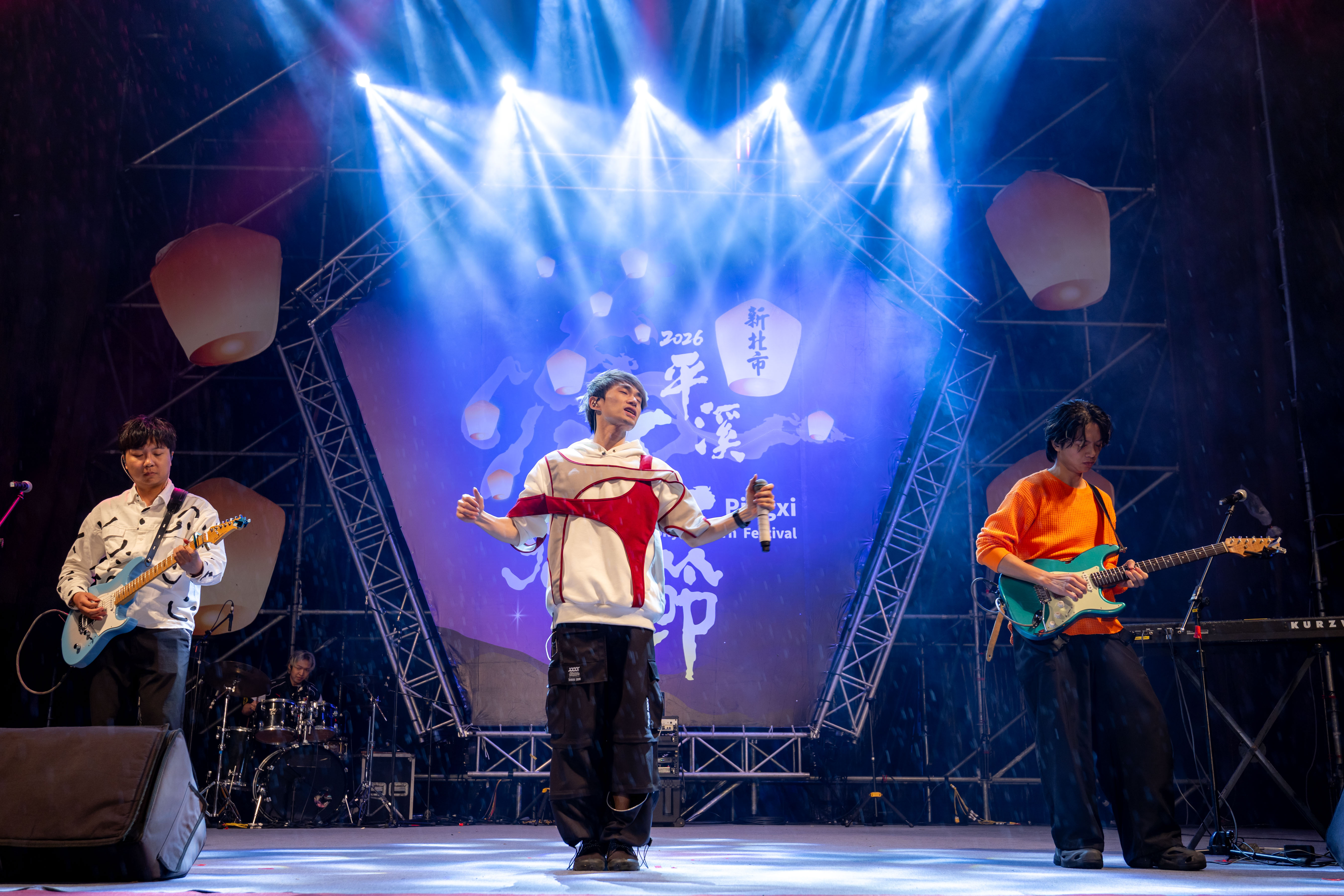 十分場越夜越熱鬧！八青哥登台飆唱，為元宵夜注入滿滿活力 十分場越夜越熱鬧！八青哥登台飆唱，為元宵夜注入滿滿活力