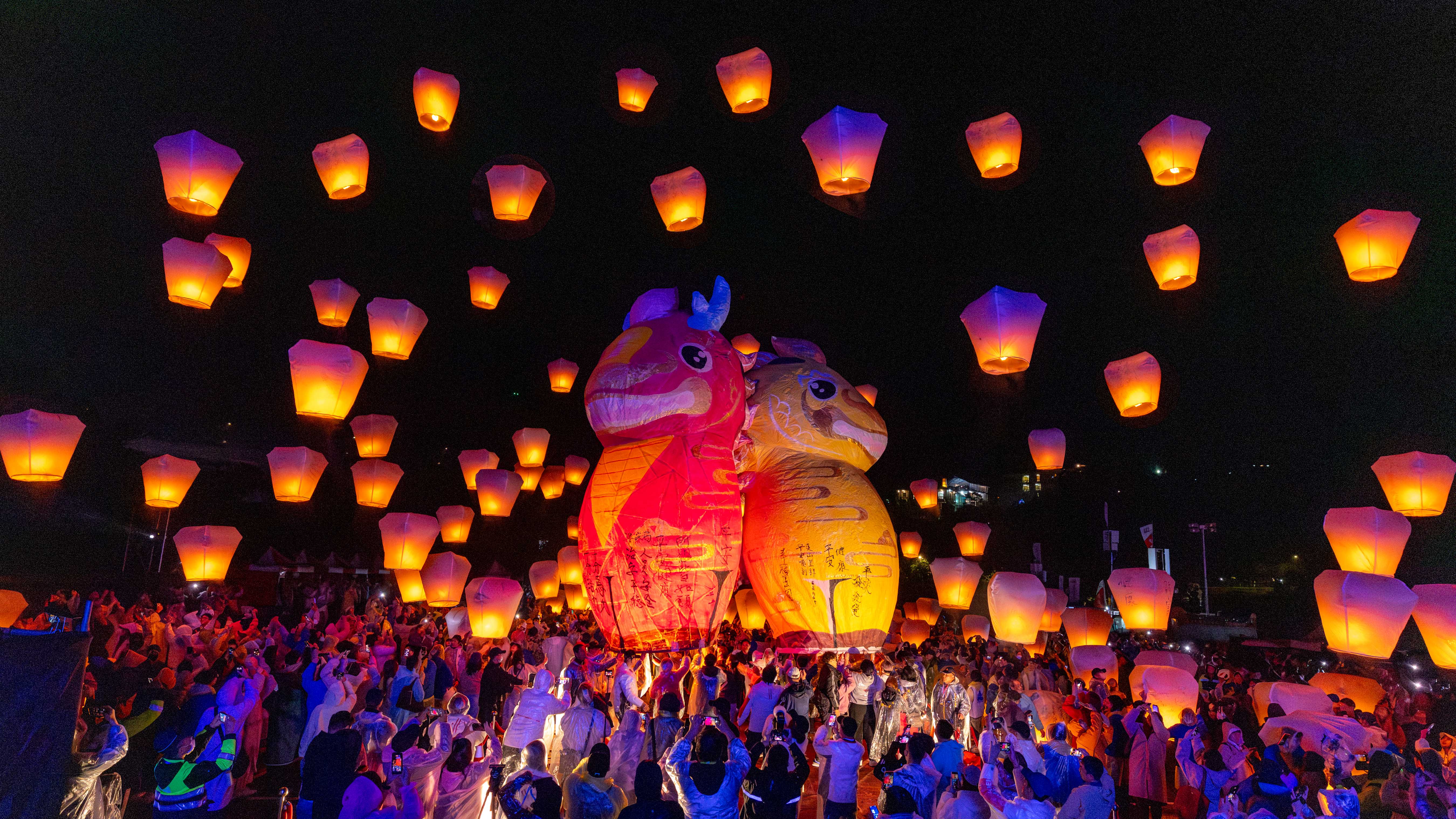 龍馬主燈在百燈簇擁下昂首飛向天際，藉此祈求新的一年平安順遂、國泰民安。