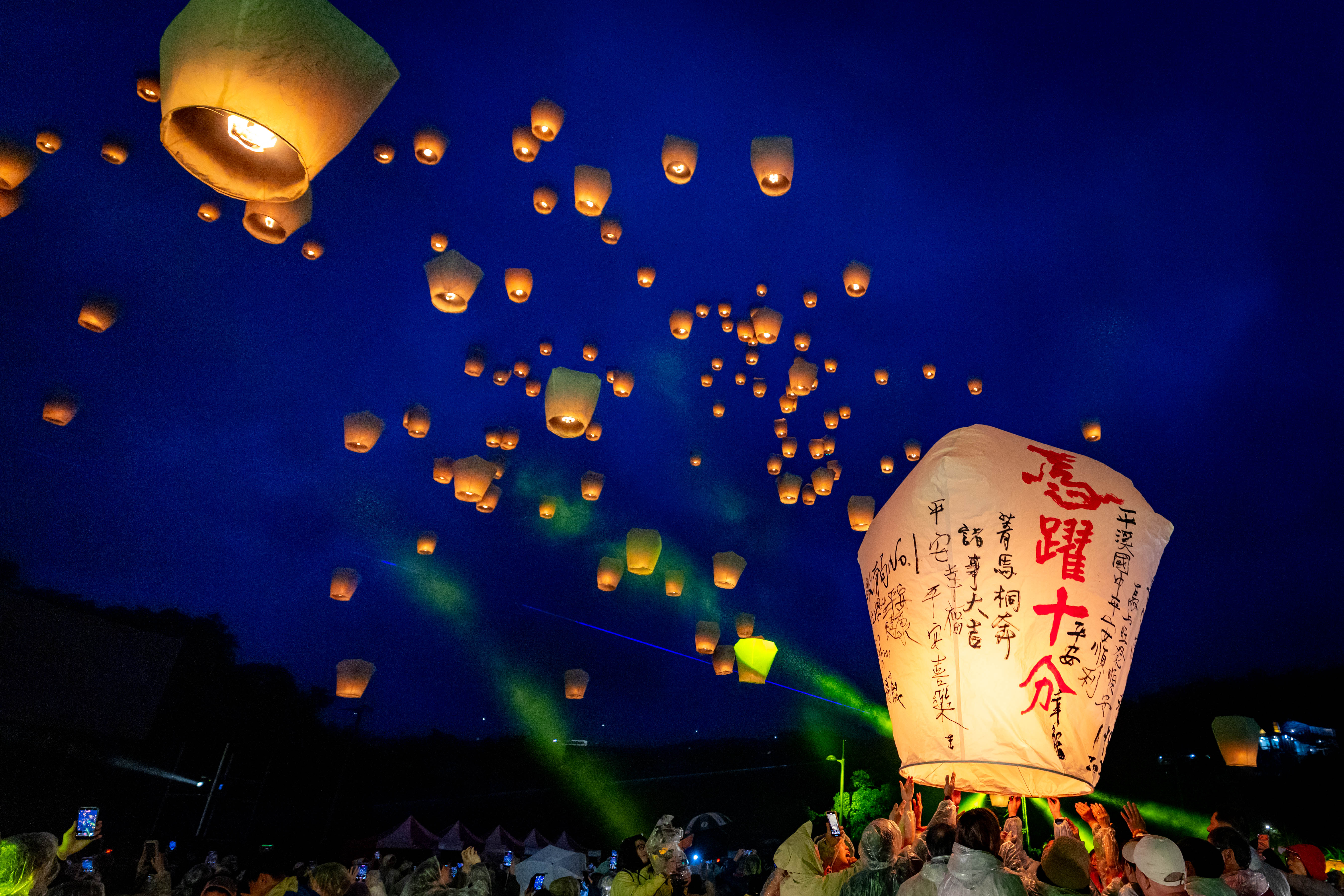 享譽國際的「2026新北市平溪天燈節」227(五)於平溪國中圓滿落幕，今(3，元宵節)日於十分廣場壓軸登場。