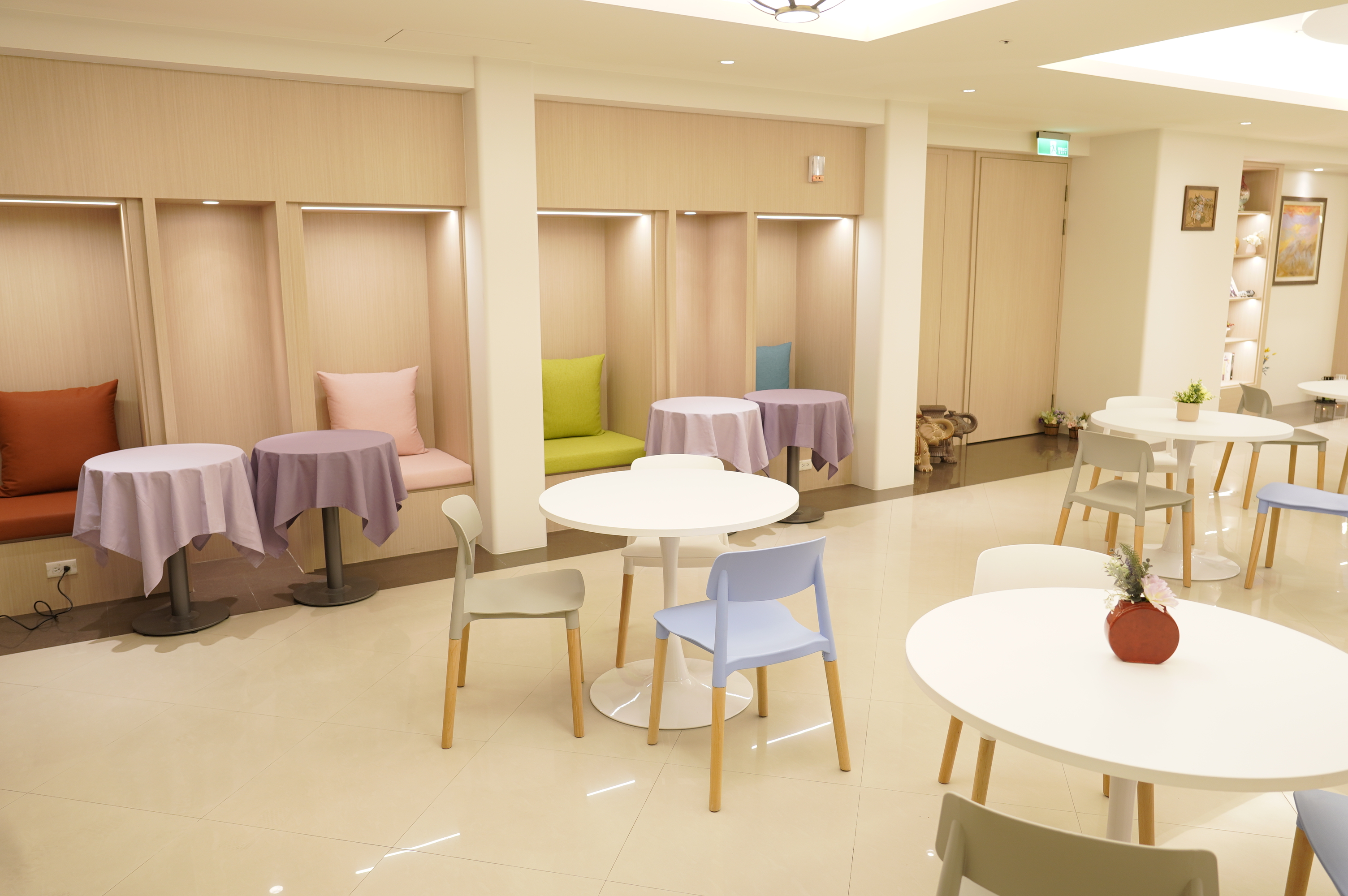 新北市婦女服務中心煥新亮相，淺木質調與柔和燈光，營造安心放鬆的交流場域。