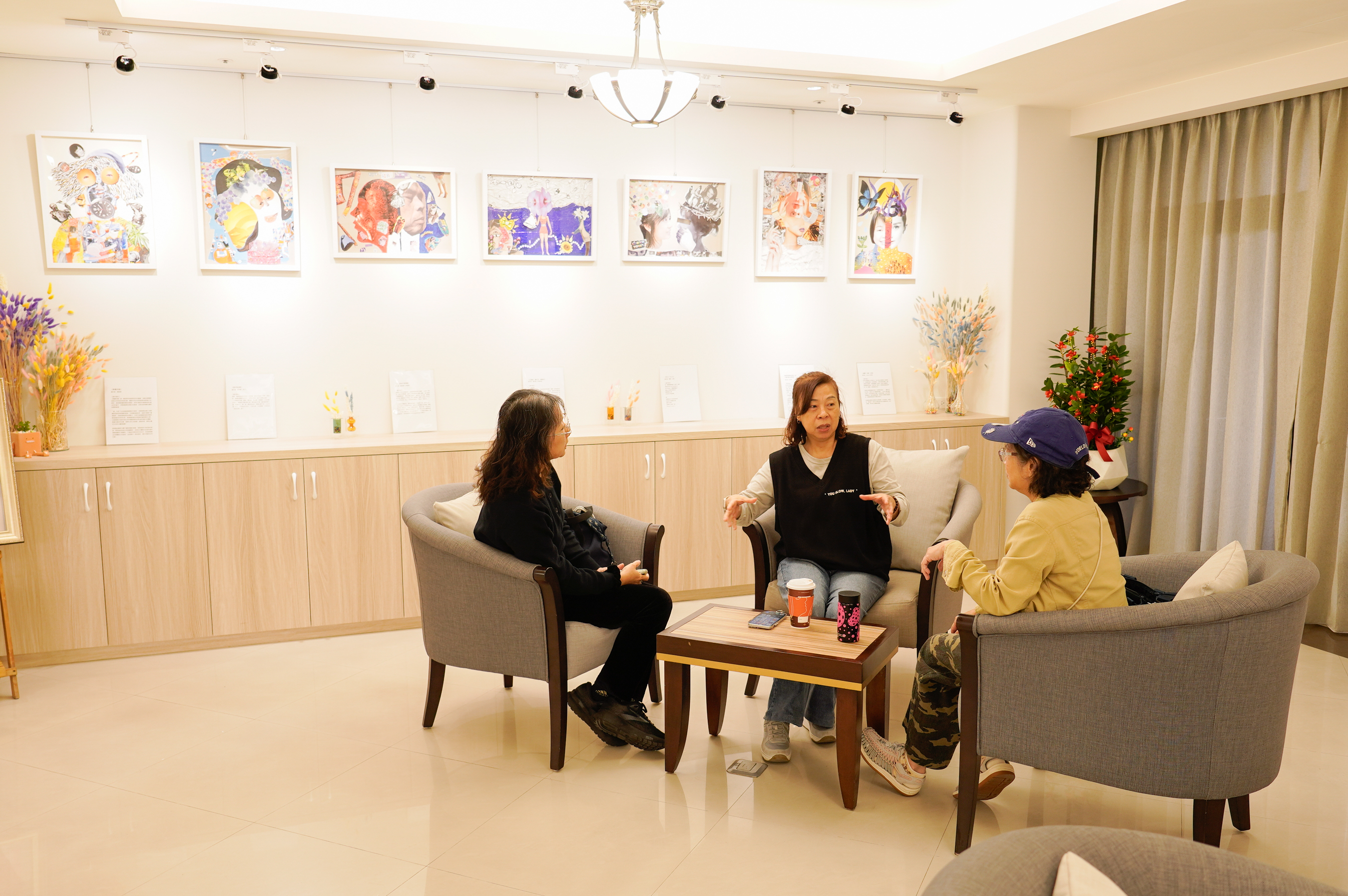 新北市婦女服務中心全新改造，規劃交流、閱覽、靜態藝術展區與餐飲吧台空間，打造明亮安心且兼具交流與療癒功能的公共空間。