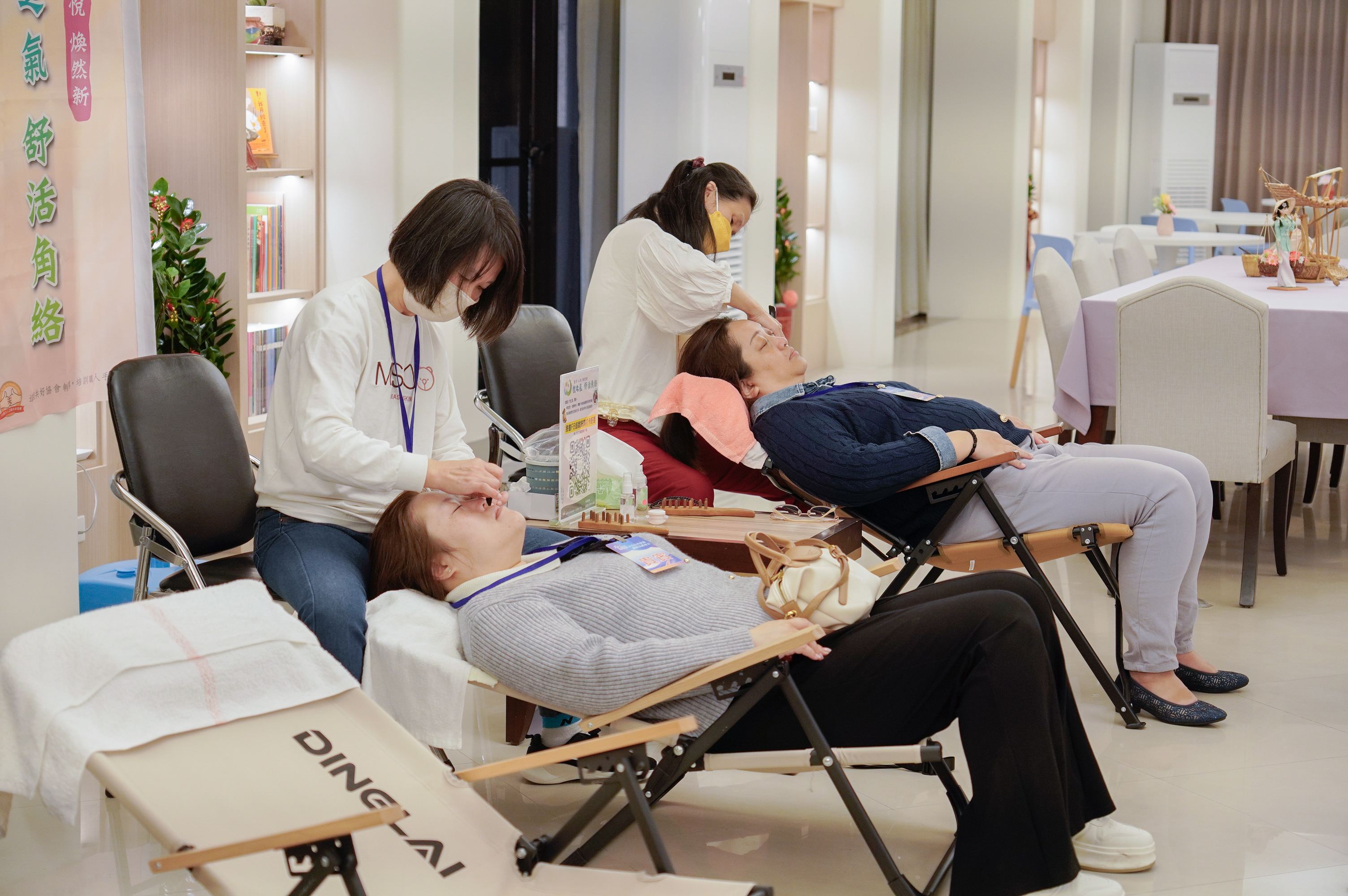 社團法人這裡共好協會在新北市社會局補助下，陪伴不利處境婦女學習第二專長，透過「舒活角絡－牛角鬆筋」體驗課程拓展就業能力。