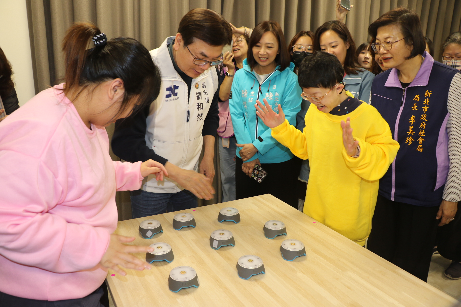  劉和然與學員在多感官影音互動設備中，搶按各色燈號