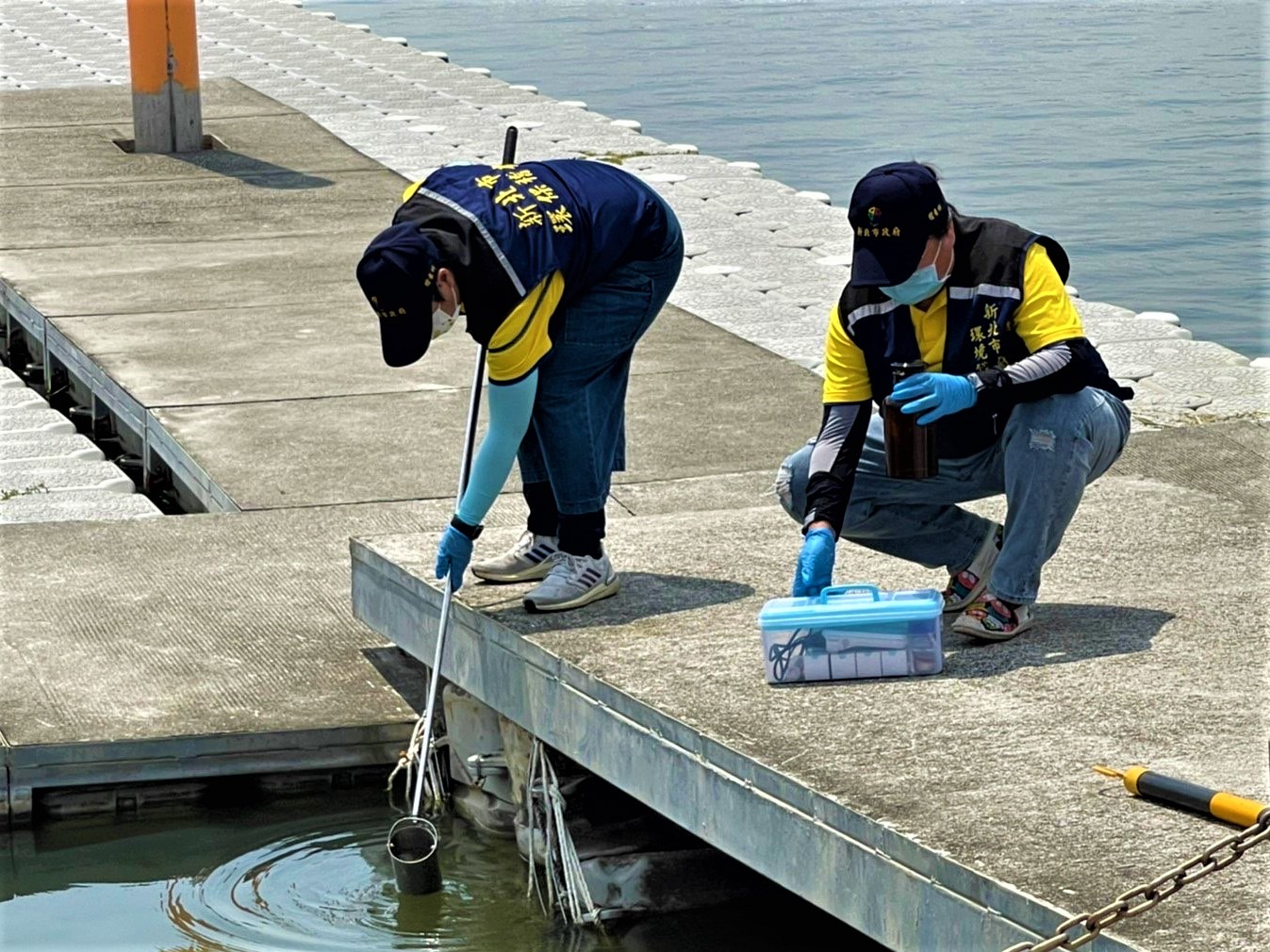 稽查員現場進行污染蒐證