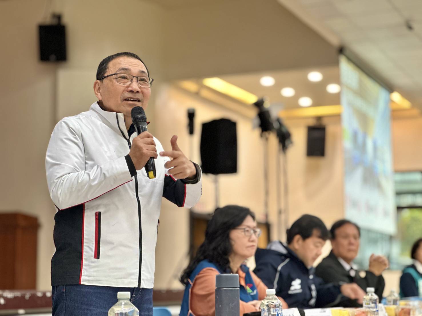 新北市長侯友宜率市府團隊於今（5）日上午至中和區參加行動治理座談會，與基層直接面對面溝通。