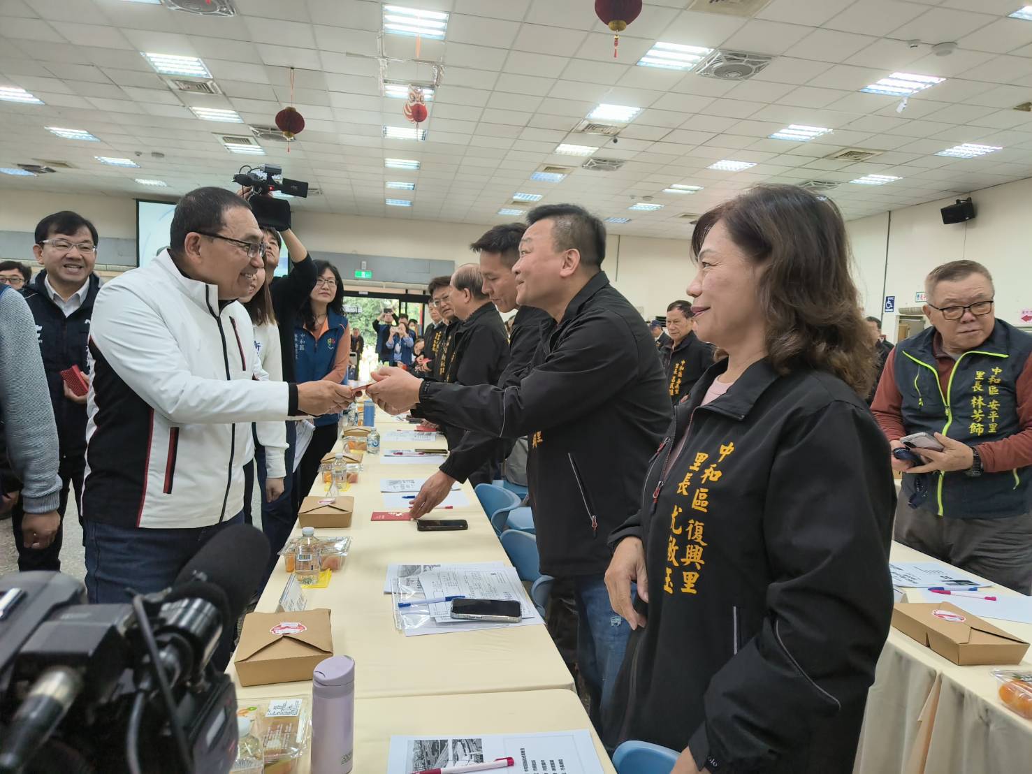 市長侯友宜於會前向中和區里長逐一致意，現場互動熱烈，展現市府對地方意見的重視。