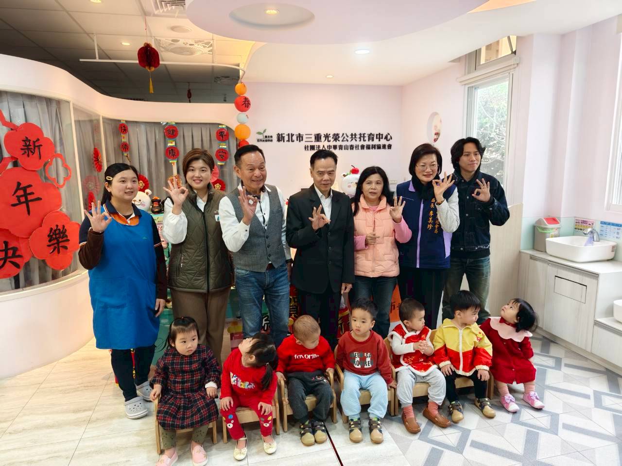  李余典議員（左3）媒合美萬新捐贈童鞋 左1為光榮公托中心主任鄭俞唯