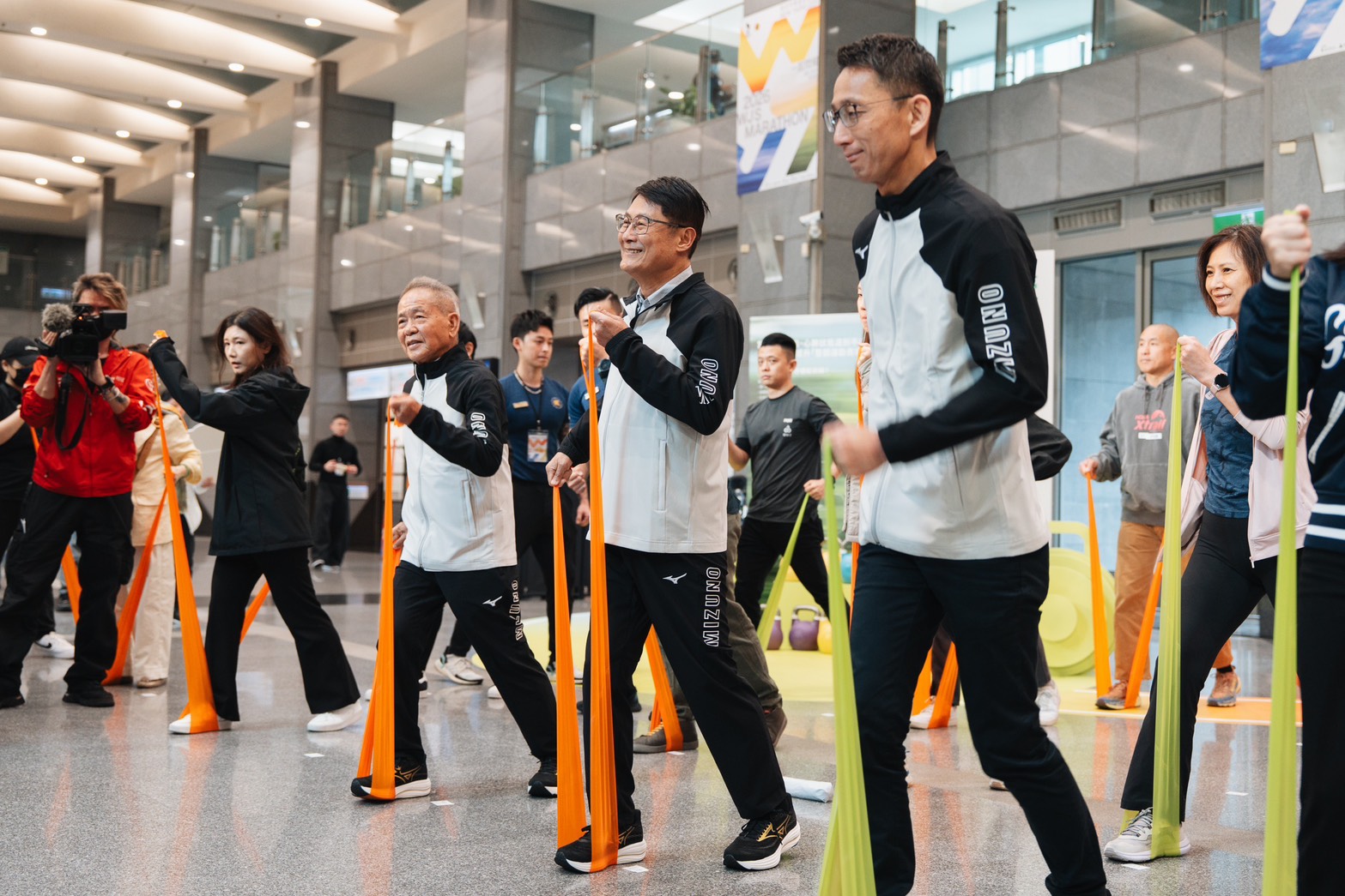 彈力帶互動體驗 透過彈力帶的回彈特性 參與者能即時感受出力與收力節奏的變化