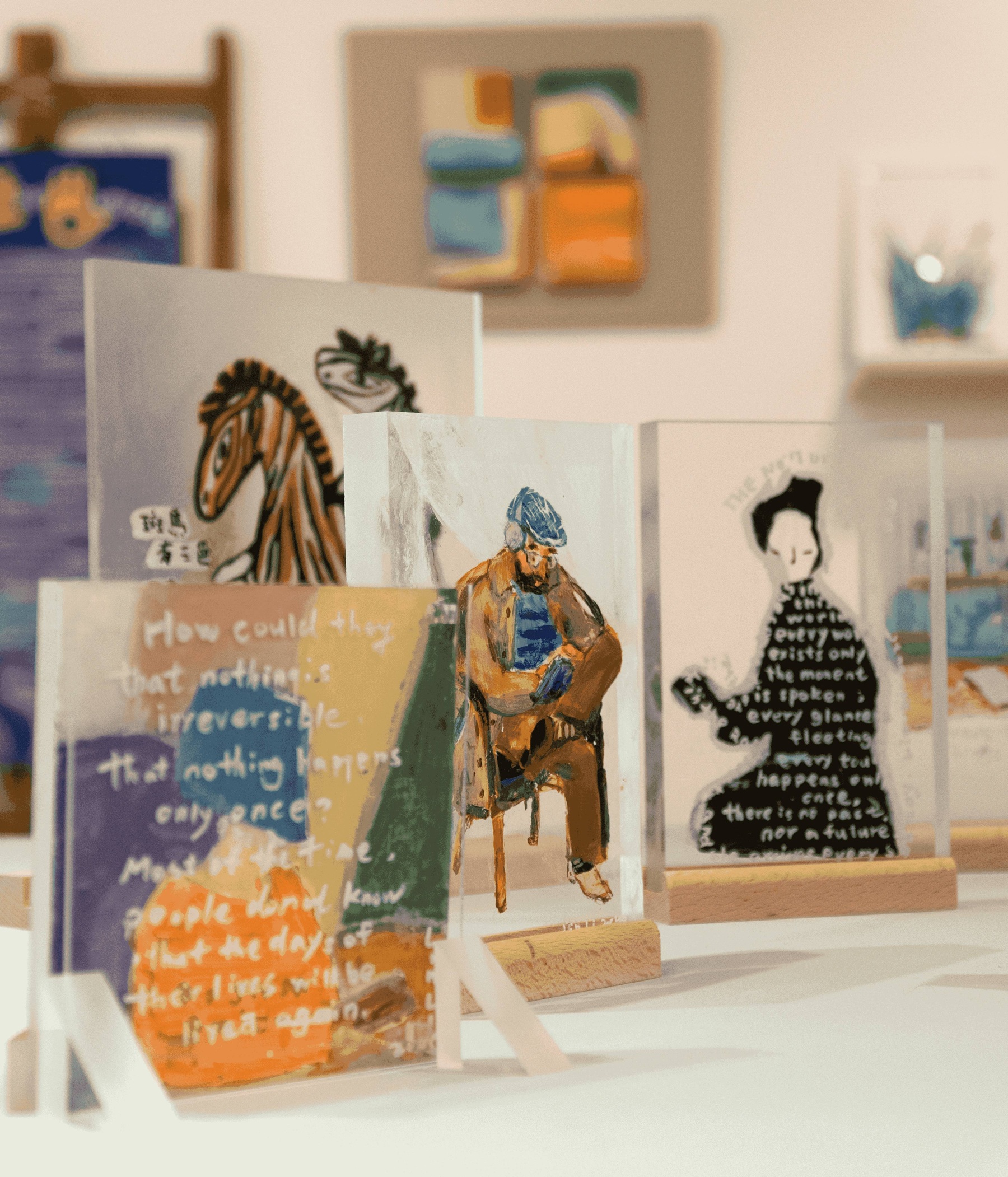 藝術家林俐藉由描繪閱讀中的旅人，將知性通透，與繪畫技法呈現在多元材質之上。