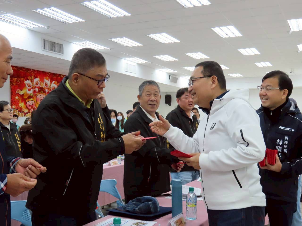 侯友宜於會前與里長一一致意，互動熱絡。