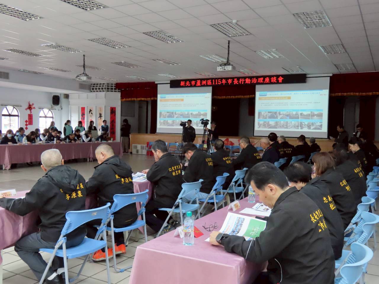 市府團隊與里長於會中針對各項市政議題逐一交流。