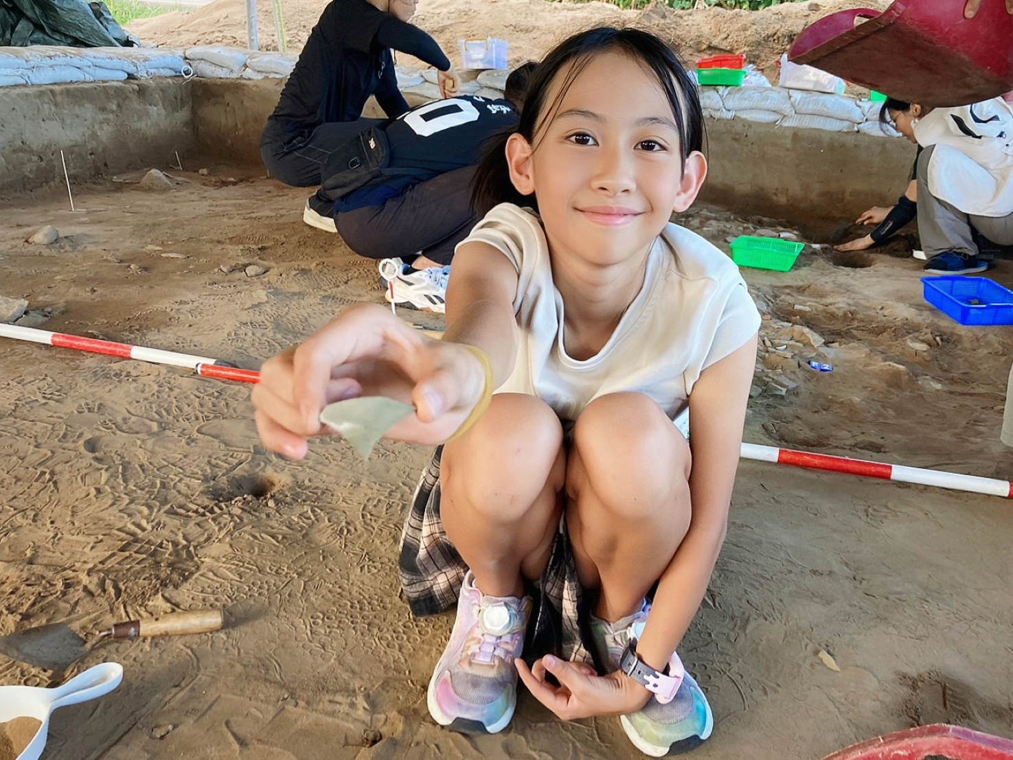 十三行博物館首創將台語教學融入實地考古營隊的「仁里遺址考古體驗親子營」。