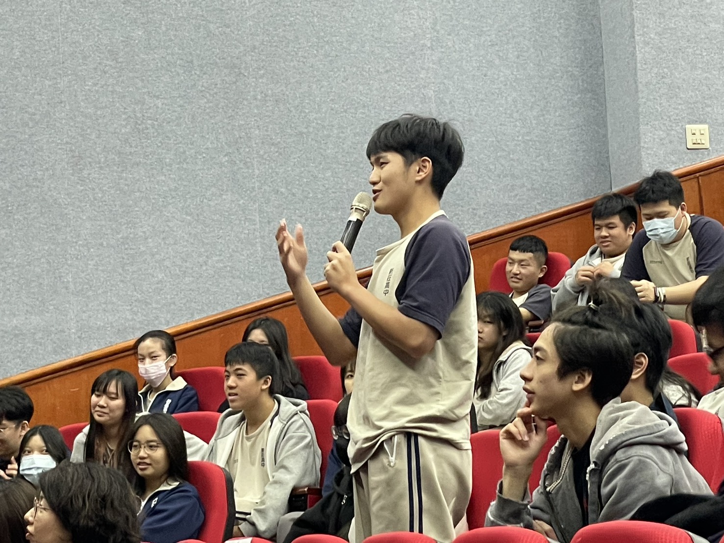 205班黃勁豪同學詢問片山代表外交官應具備的重要素質