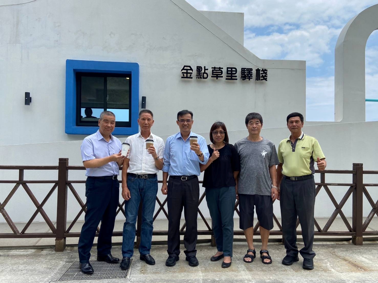 朱麗鑾總幹事(右3)邀請全國漁會、萬里區漁會首長及本區選任人員一同推廣行銷金點草里驛棧的美味餐點