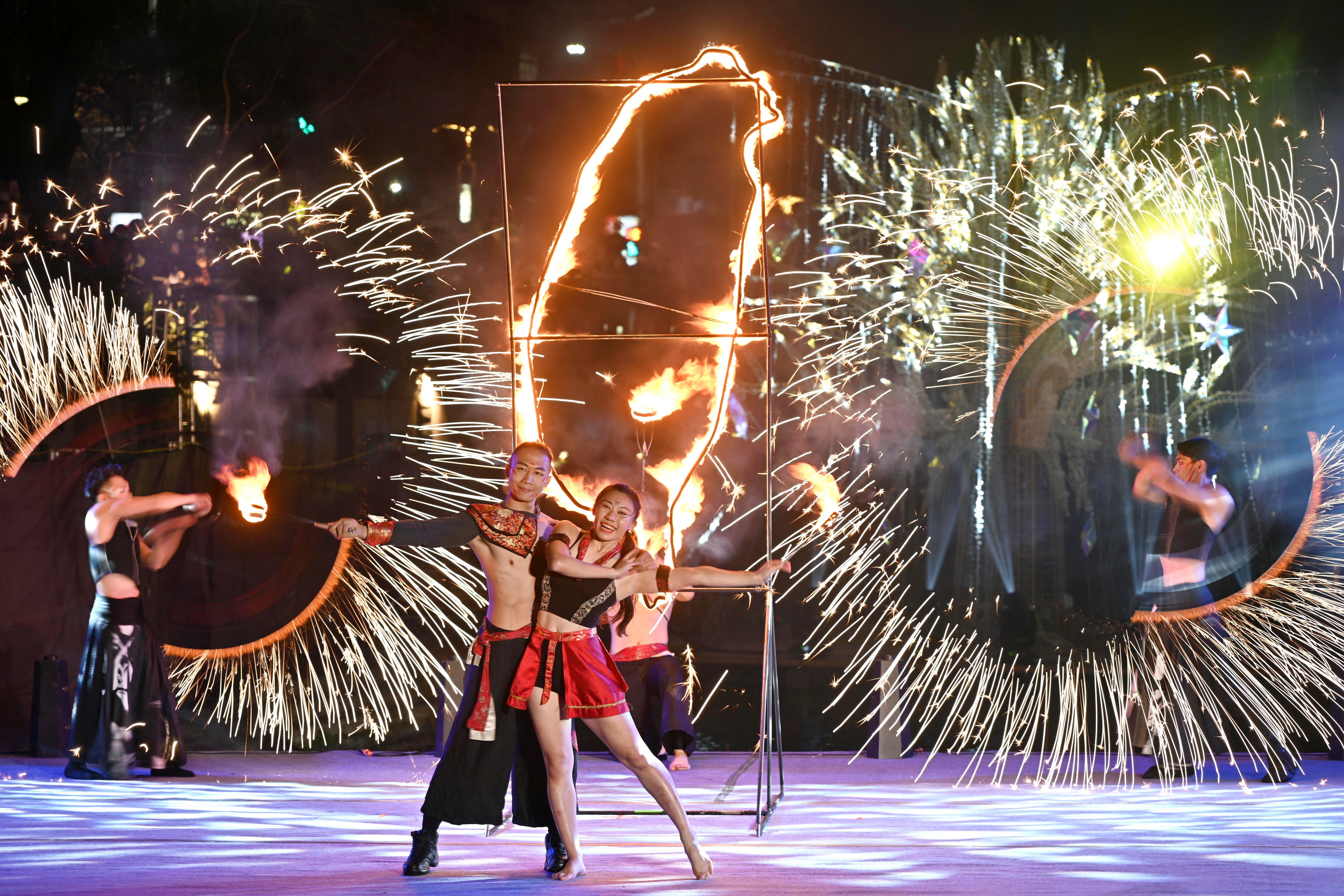 曾登上英國大型選秀舞臺的團員楊立微帶來精湛足技與獨創火桌秀。火舞團令人驚豔的演出也讓侯友宜大讚精彩，期待團員未來持續以精湛的技藝揚名國際。