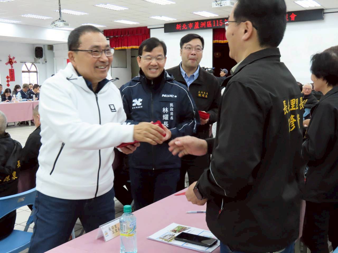 ​侯友宜於會前與里長一一致意，互動熱絡。