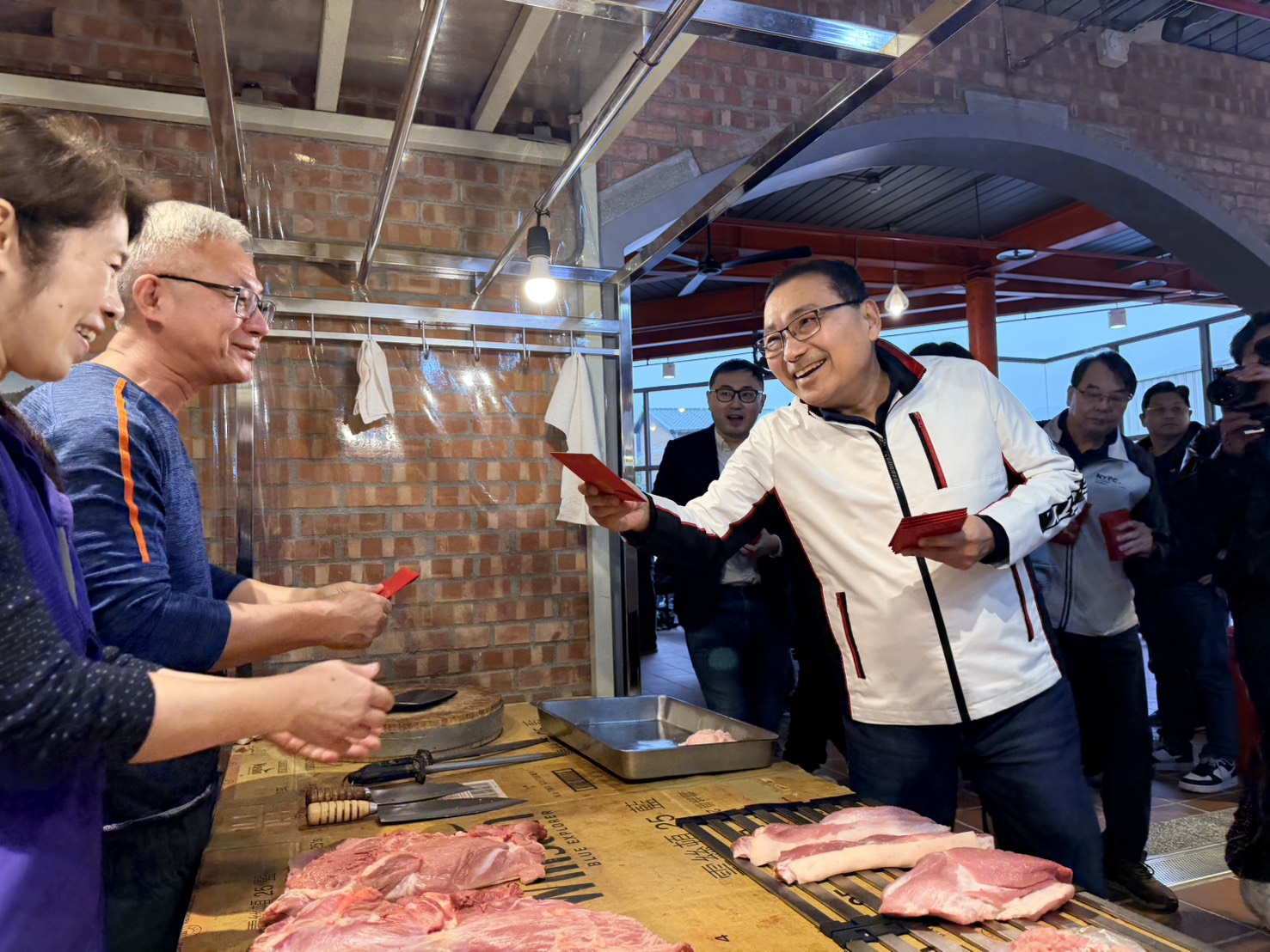 侯市長蒞臨金山中繼市場開幕活動，除祈福生意興隆，也發放馬年福袋與攤商互動熱絡