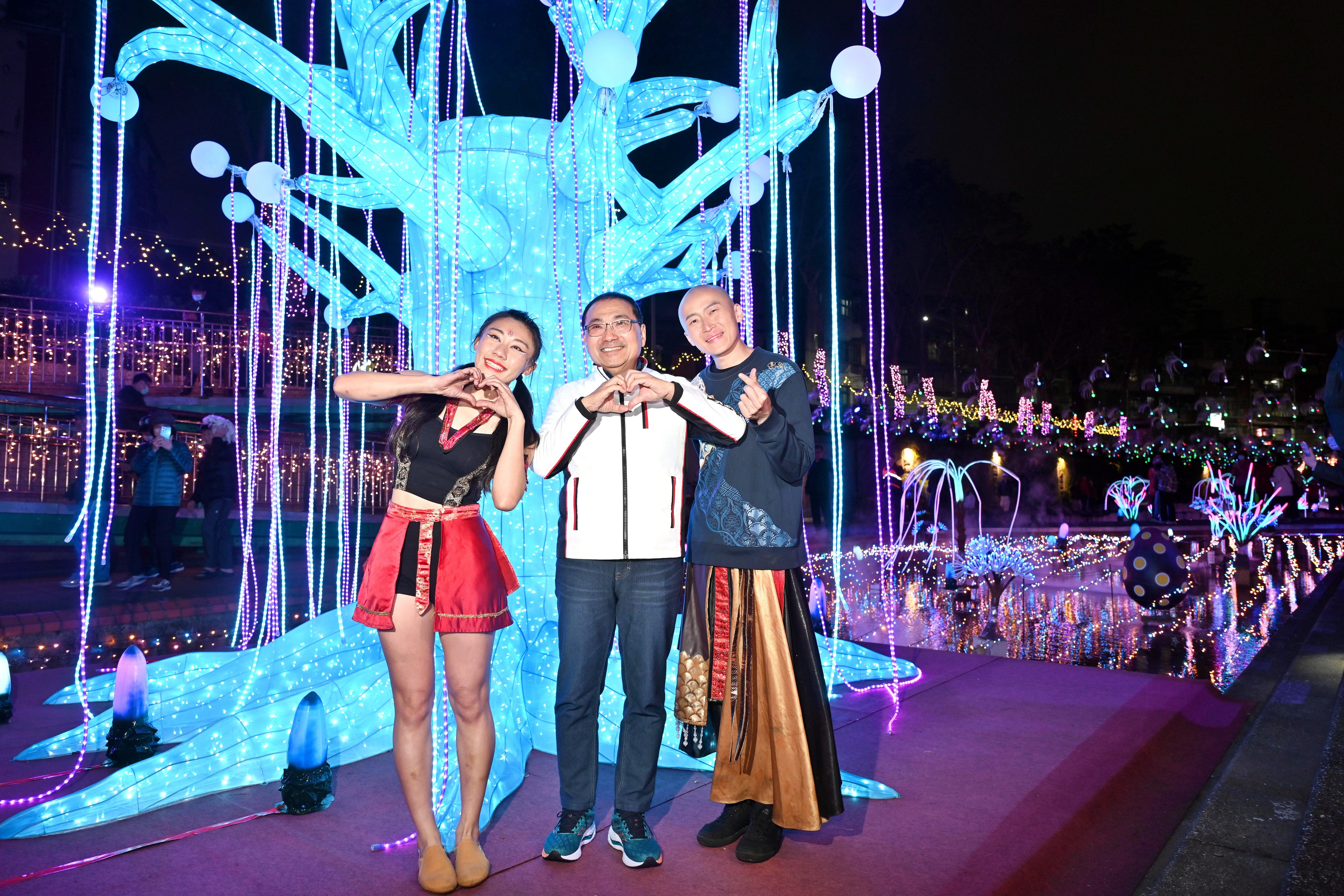 新莊年度盛事中港大排光雕展3月6日至29日點亮河廊，今（115）年以「星耀中港 夢幻星河」為主題，營造一條屬於中港大排的夢幻星河，迎接即將到來的白色情人節。