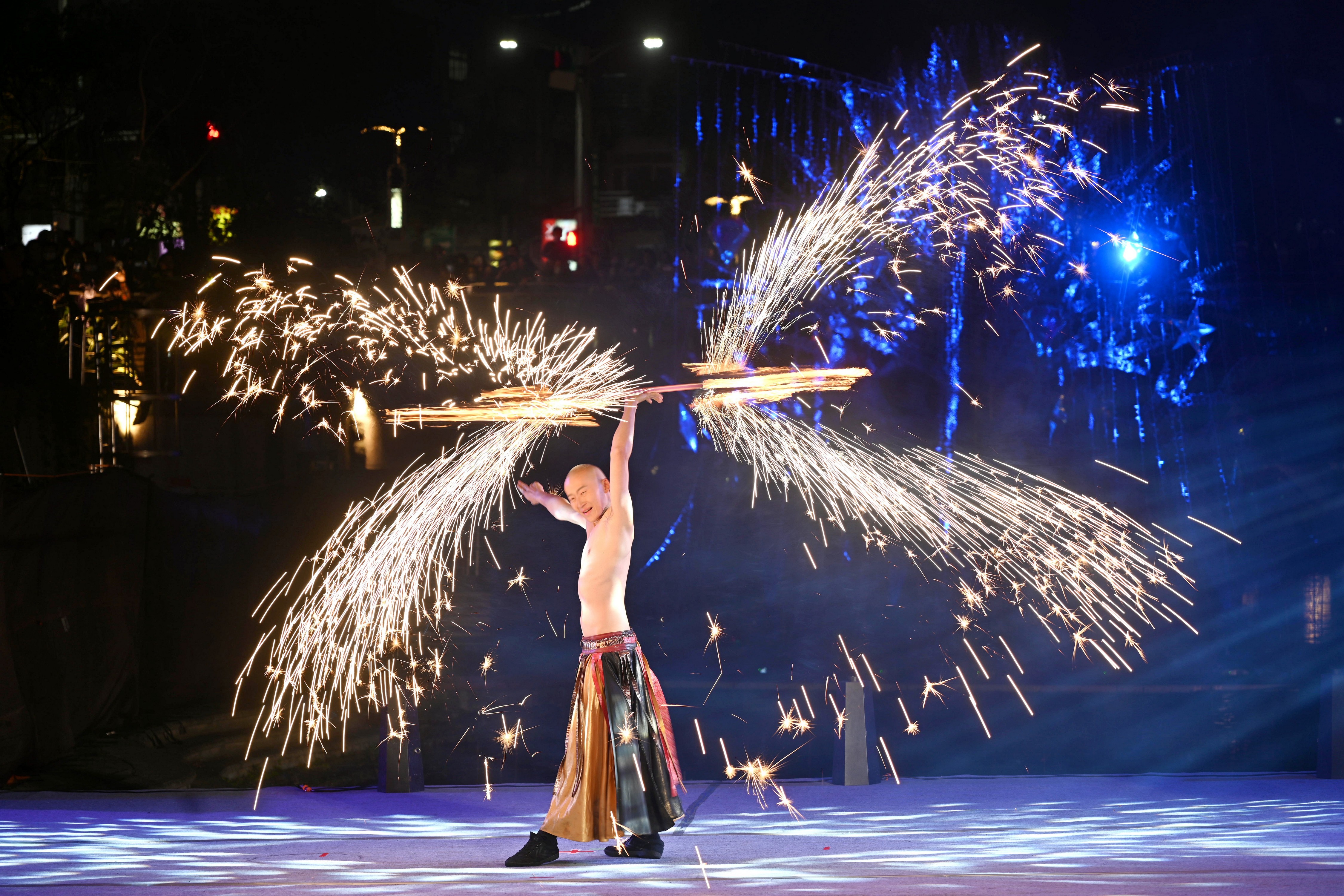 開幕表演由「即將成真火舞團」獻上限定作品《馬祥厚運 火耀新北》，表演者「以烈火神劍為筆、中港水域為紙」，具象化地為市民「轉動厚運」。