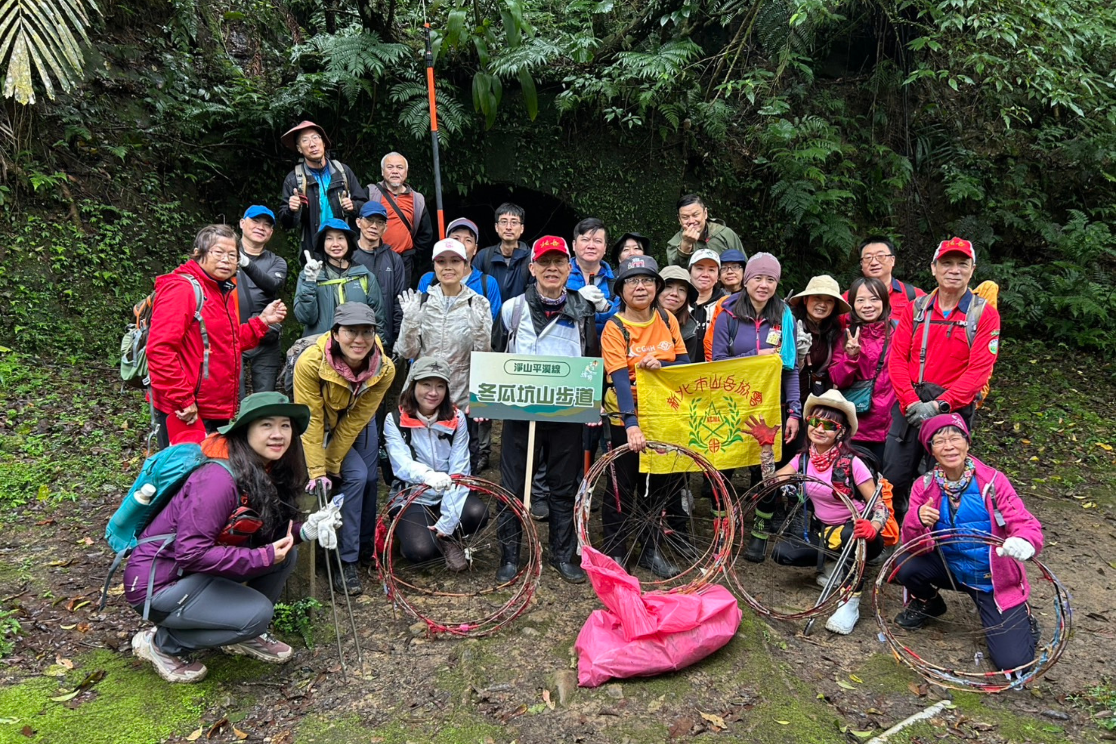 新北市政府觀光旅遊局今(8)日攜手新北市山岳協會共同舉辦「平溪_十分健行淨山趣」活動，以實際行動守護山林環境。