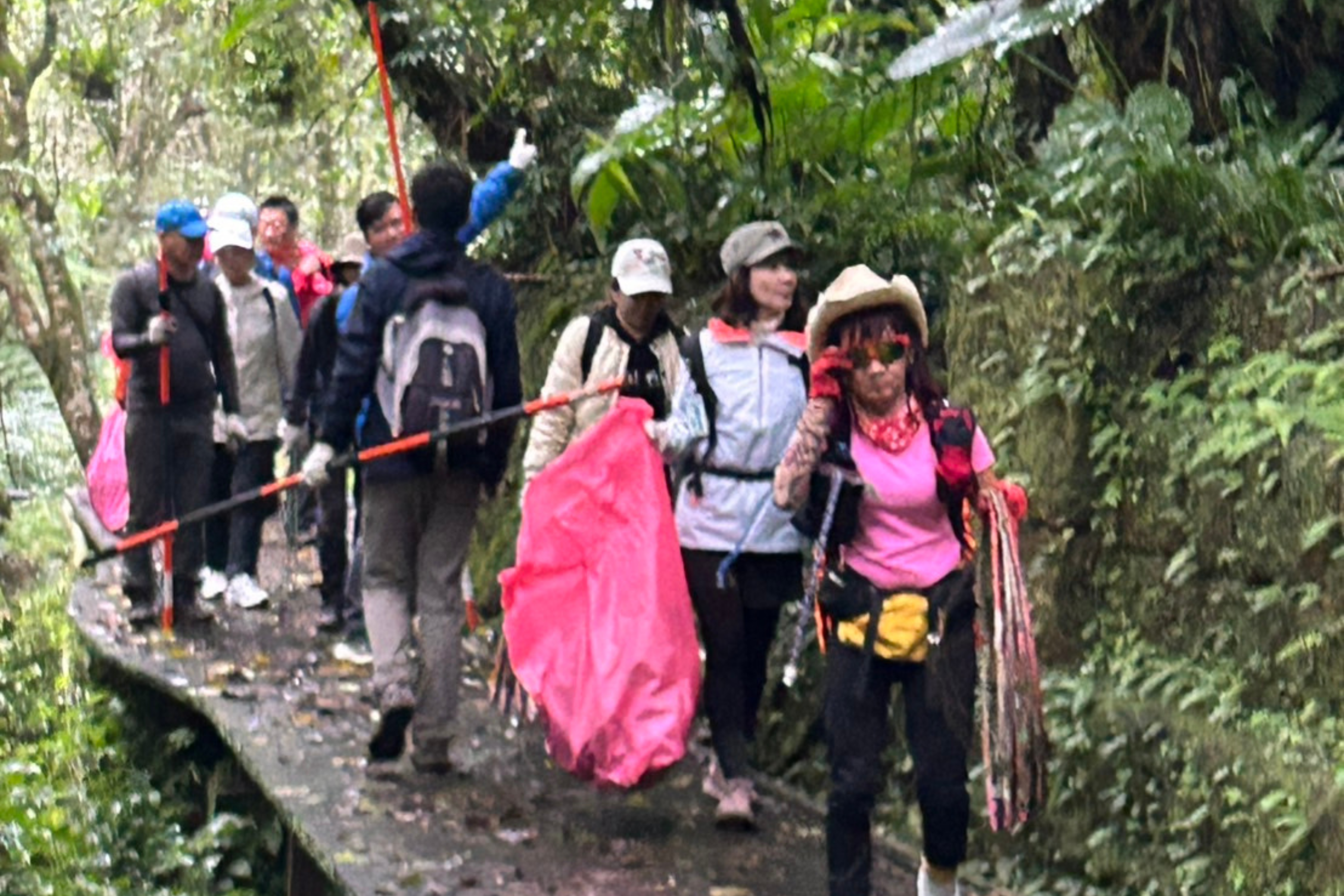 「平溪_十分健行淨山趣」透過沿途撿拾天燈殘骸及散落垃圾，維護步道整潔，讓山徑回歸最純粹的樣貌，落實觀光與永續平衡發展目標。