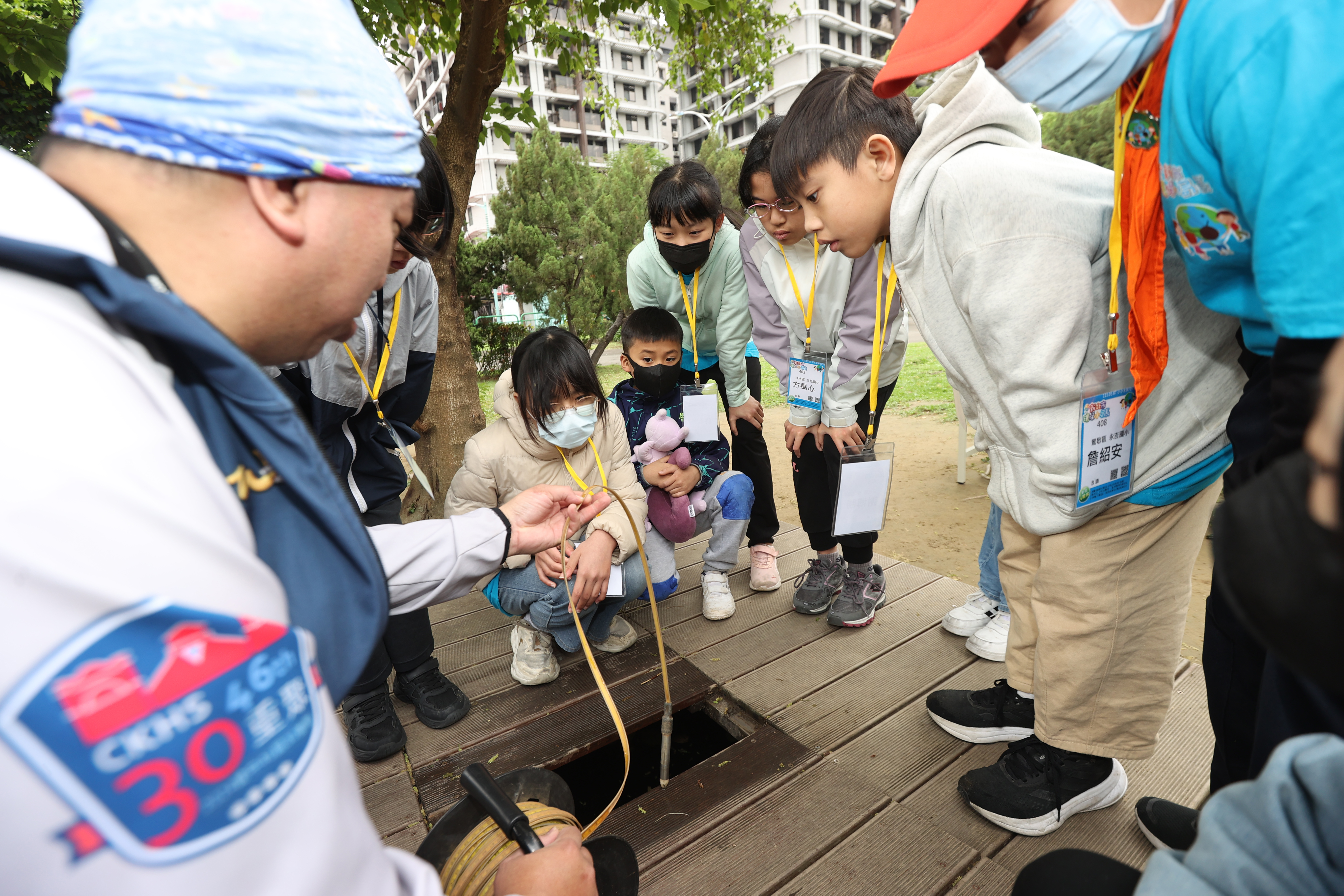 小局長在「土水檢測好好玩」課程親自操作抽水泵與採樣貝勒管等土水採樣工作