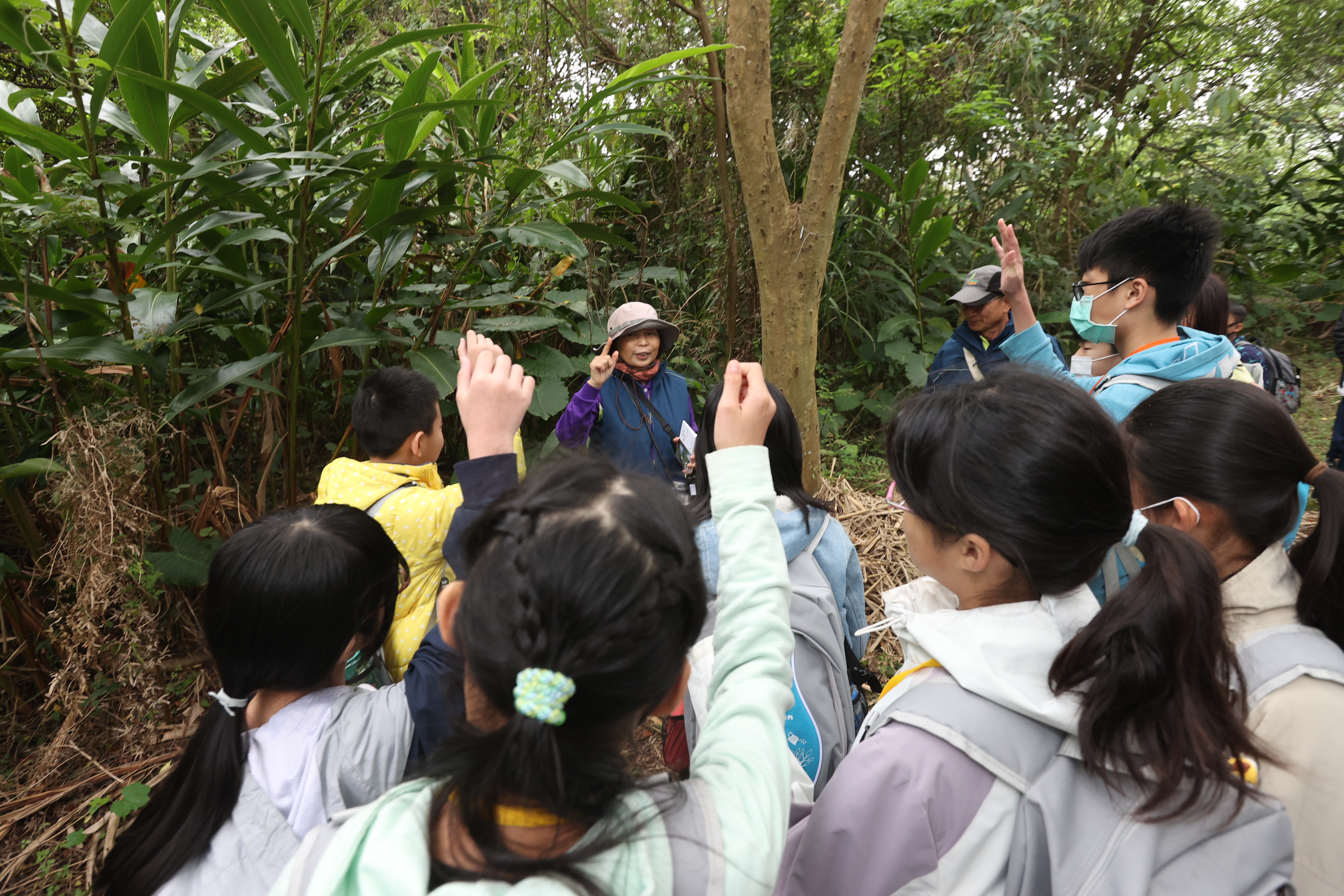 小局長在漳和濕地裡向講師積極發問