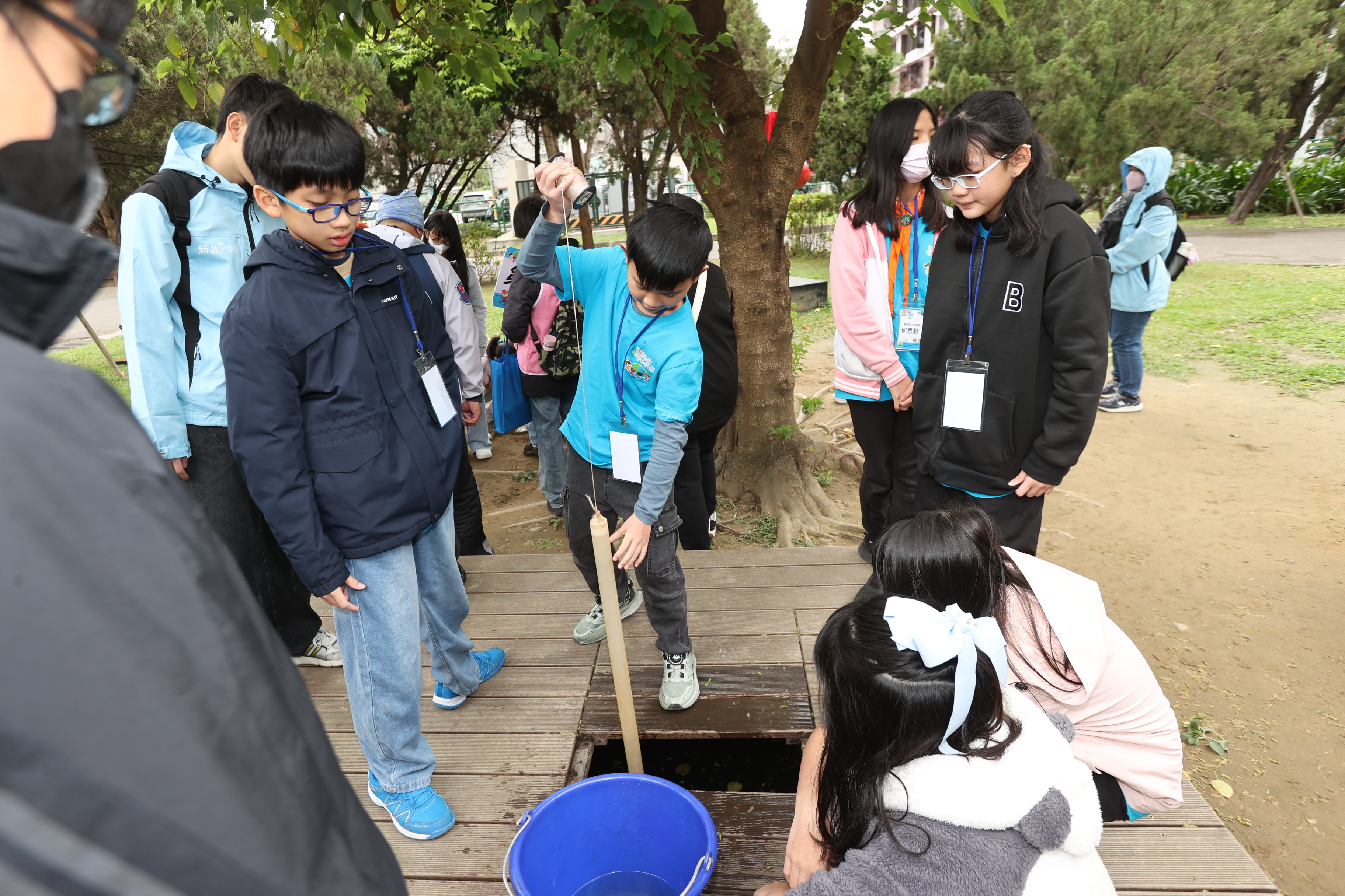 小局長透過採樣儀器掌握各式查緝工具，學習還原污染真相