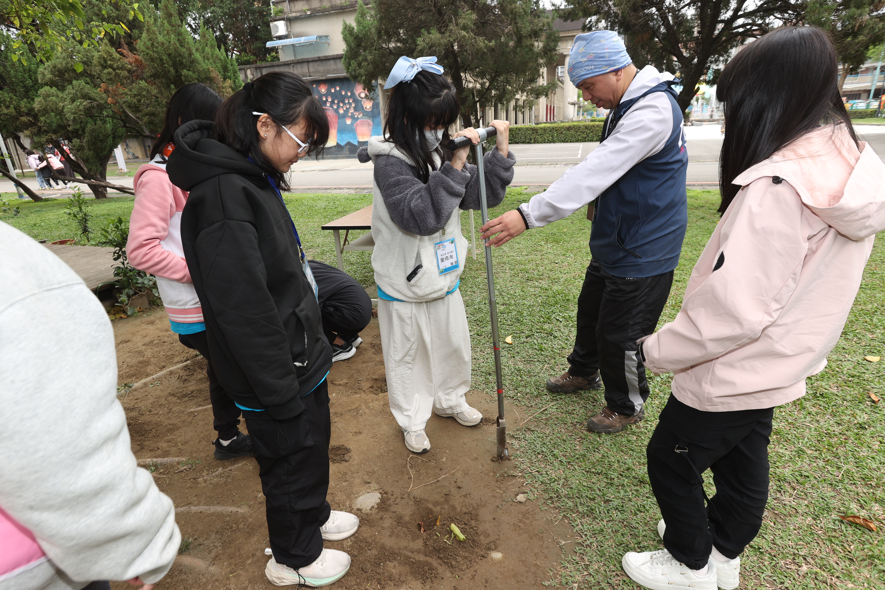 透過實地評估土水健康狀況，釐清污染物進入大地的路徑與危害，讓小局長掌握守護土地資源的關鍵知識